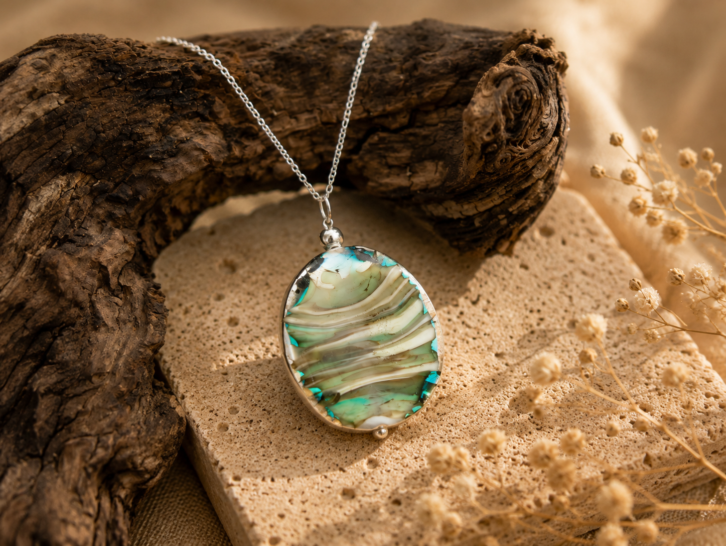 Colgante de vidrio de Murano y plata de ley 925 sobre madera y flores secas