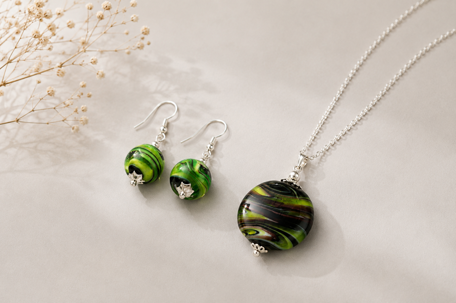 Conjunto de collar y pendientes de vidrio de Murano verde y negro marmoleado