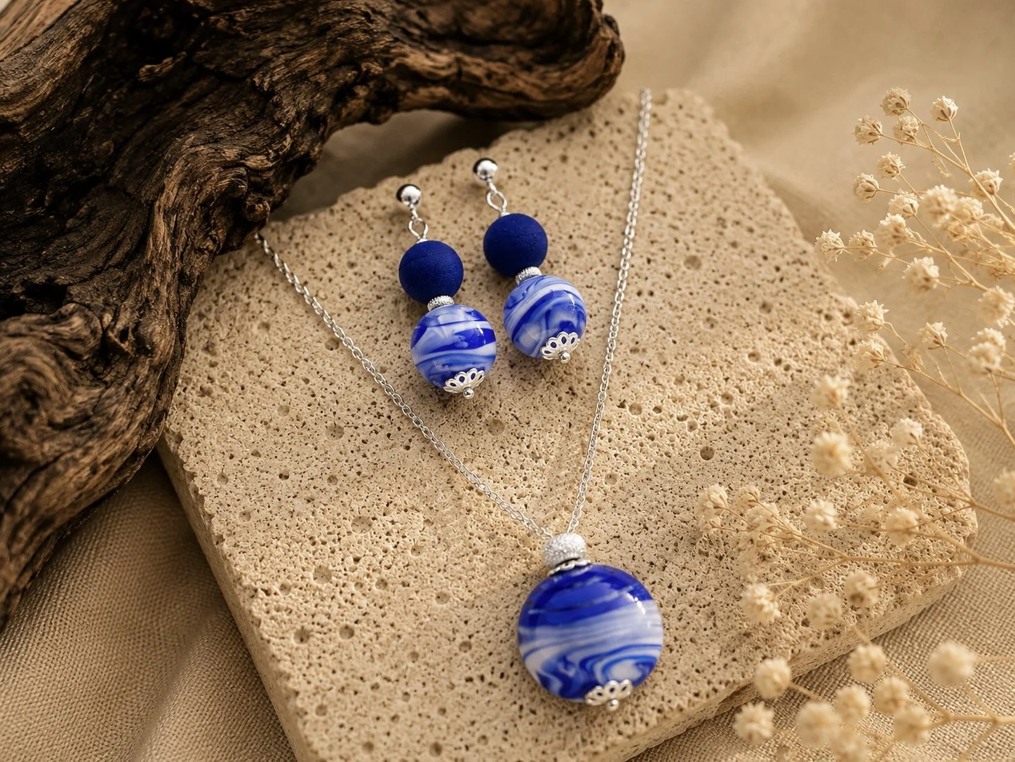 Conjunto de collar y pendientes azul | Joyería artesanal de vidrio