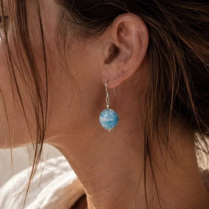 Pendientes azul marmoleado | Joyería artesanal inspirada en el mar