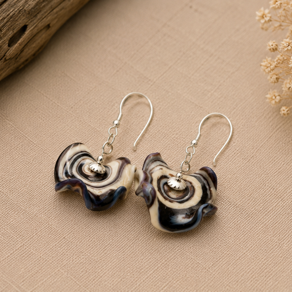 Pendientes Onde Beige de vidrio de Murano artesanal y plata de ley en suaves tonos beige con elegantes reflejos naturales.