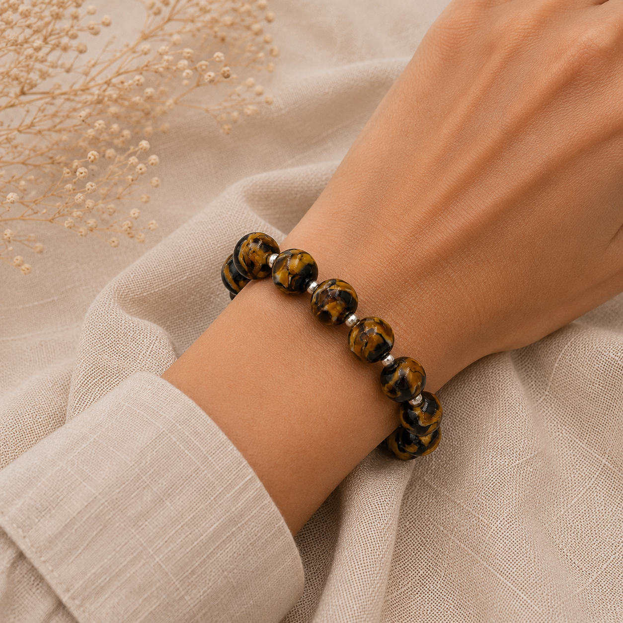 Mujer llevando pulsera Lava de vidrio de Murano artesanal y plata de ley con diseño intenso y sofisticado.