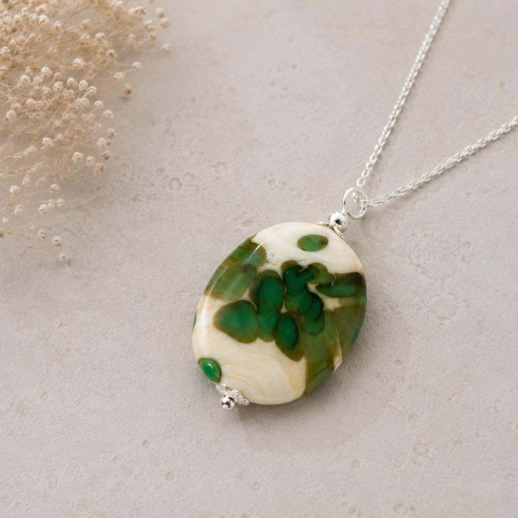 colgante artesanal hecho a mano joyería de vidrio de color verde y beige y plata de ley