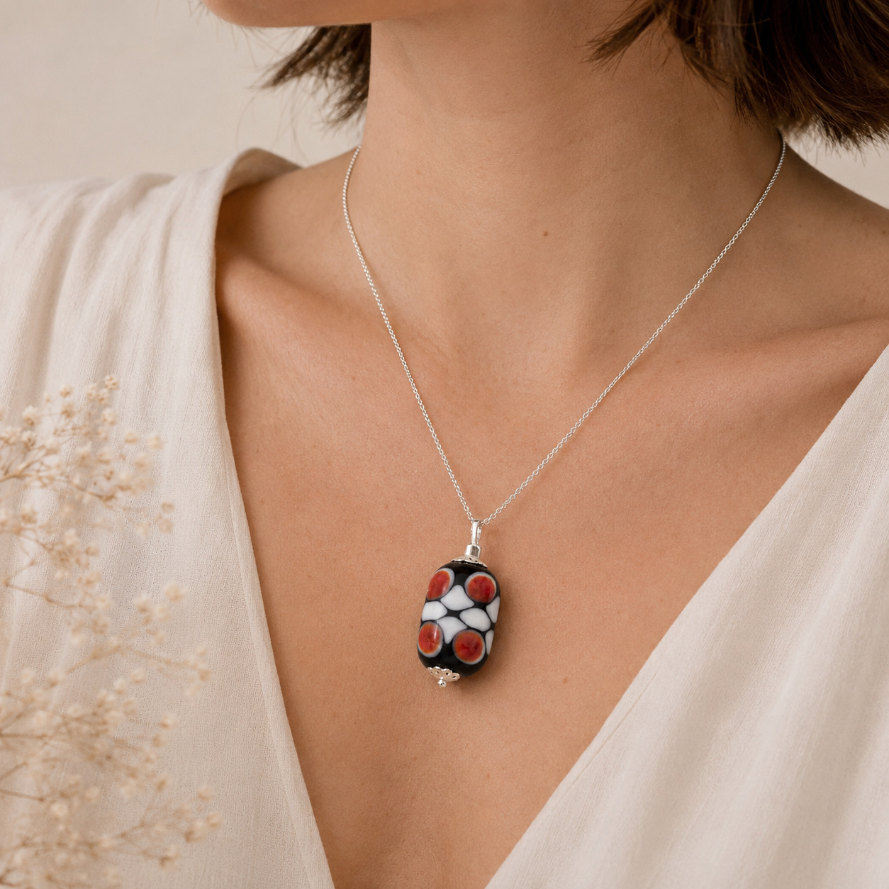 colgante artesanal hecho a mano joyería de vidrio de color rojo y plata