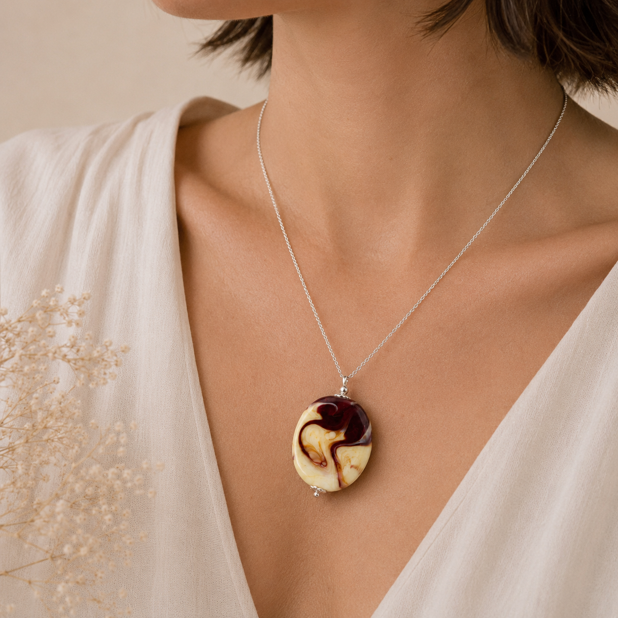 colgante artesanal hecho a mano joyería de vidrio de color rojo y plata