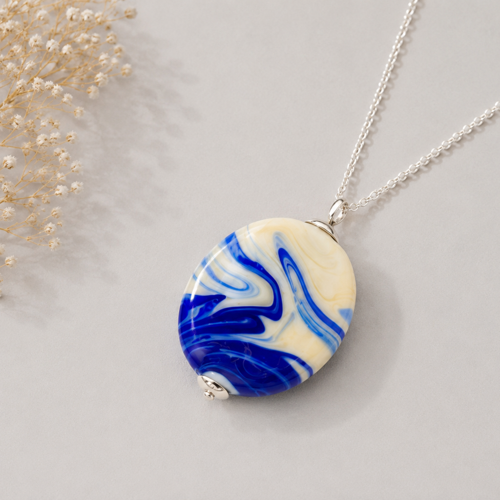 colgante artesanal hecho a mano vidrio de color azul crema y plata de ley