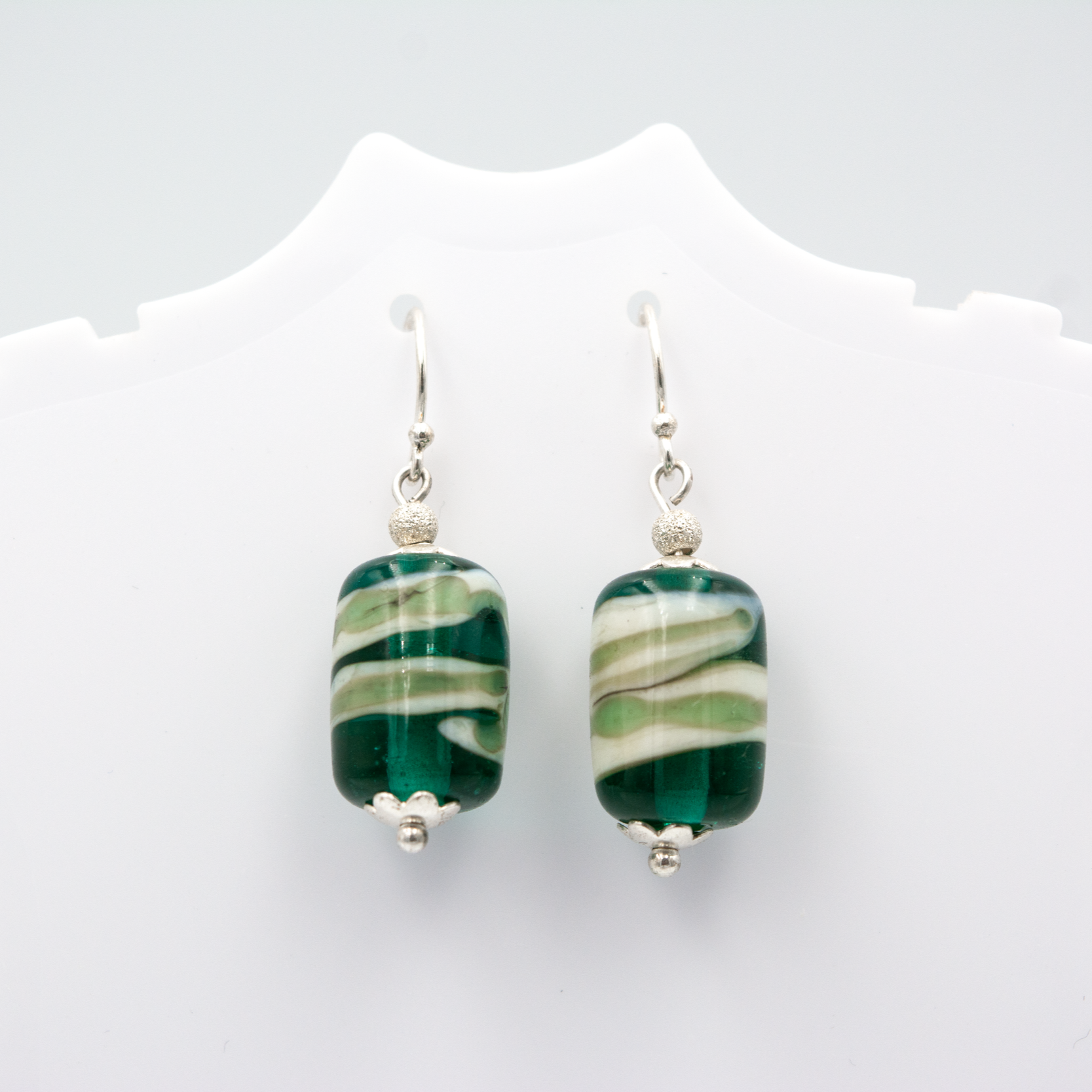 Detalle de pendientes Aqua hechos a mano en vidrio de Murano con reflejos cristalinos y plata de ley.