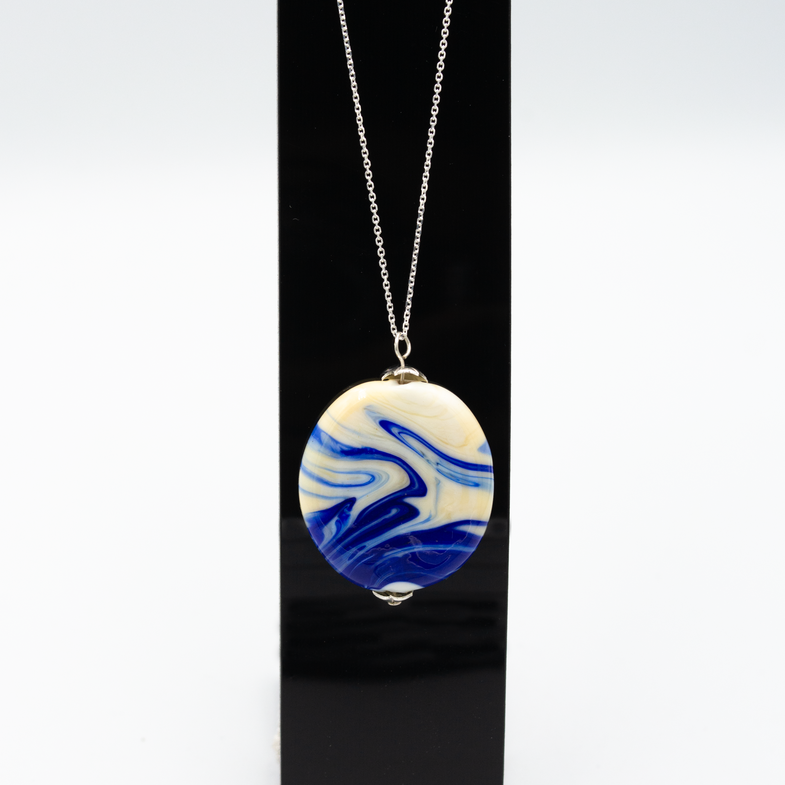 colgante artesanal hecho a mano vidrio de color azul crema y plata de ley
