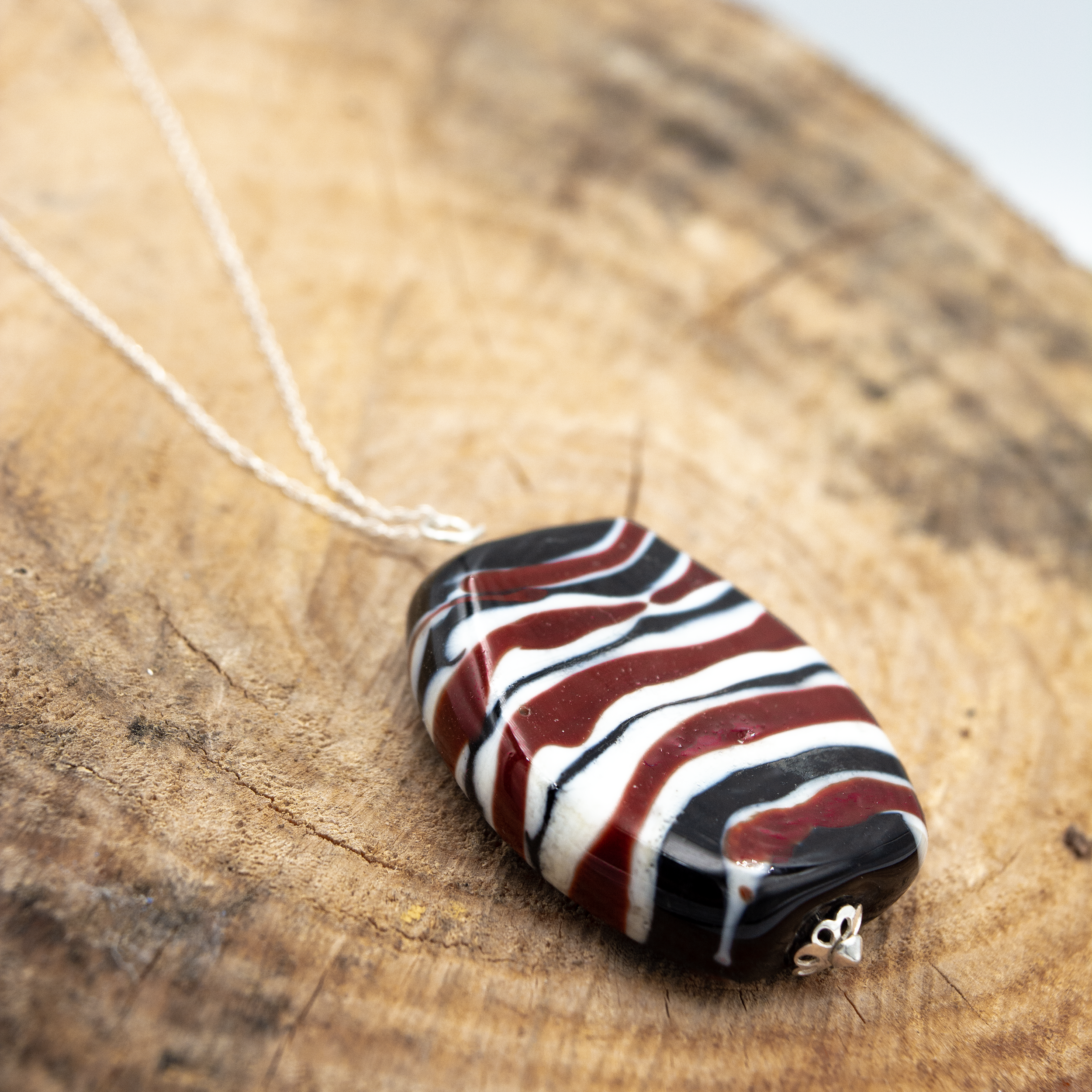 colgante artesanal hecho a mano joyería de vidrio de color negro rojo y blanco, y plata de ley