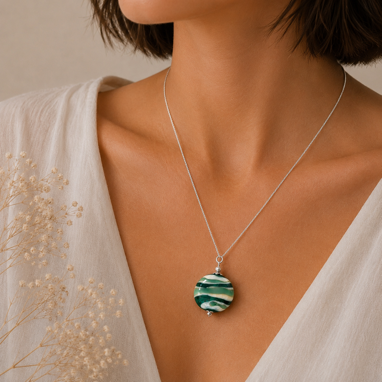 colgante artesanal hecho a mano joyería de vidrio de color verde aguamaria azul y plata de ley