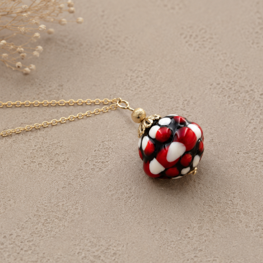 colgante artesanal hecho a mano joyería de vidrio de color rojo y plata chapada en oro