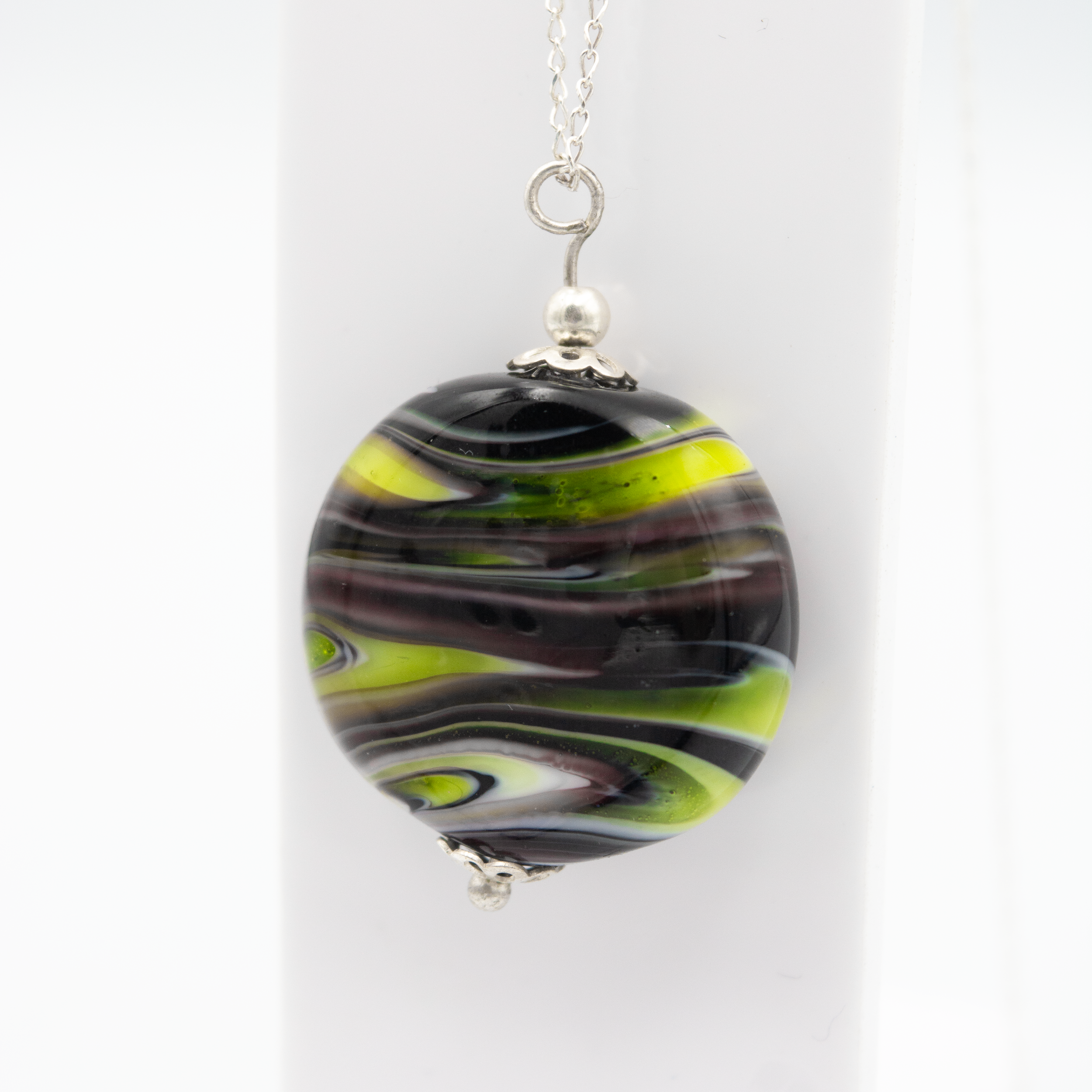 colgante artesanal hecho a mano joyería de vidrio de color verde y plata de ley