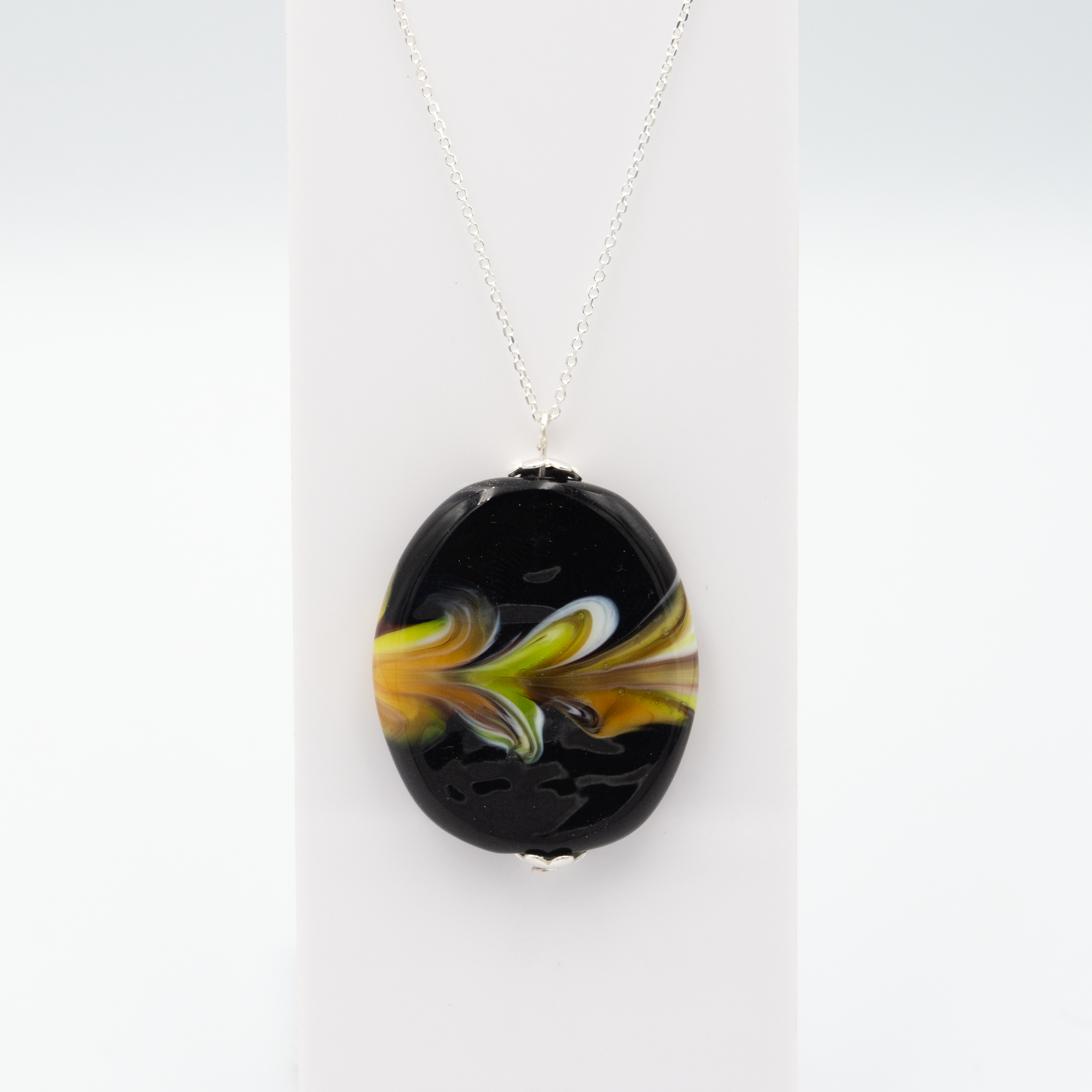colgante artesanal hecho a mano vidrio de color negro naranja y plata