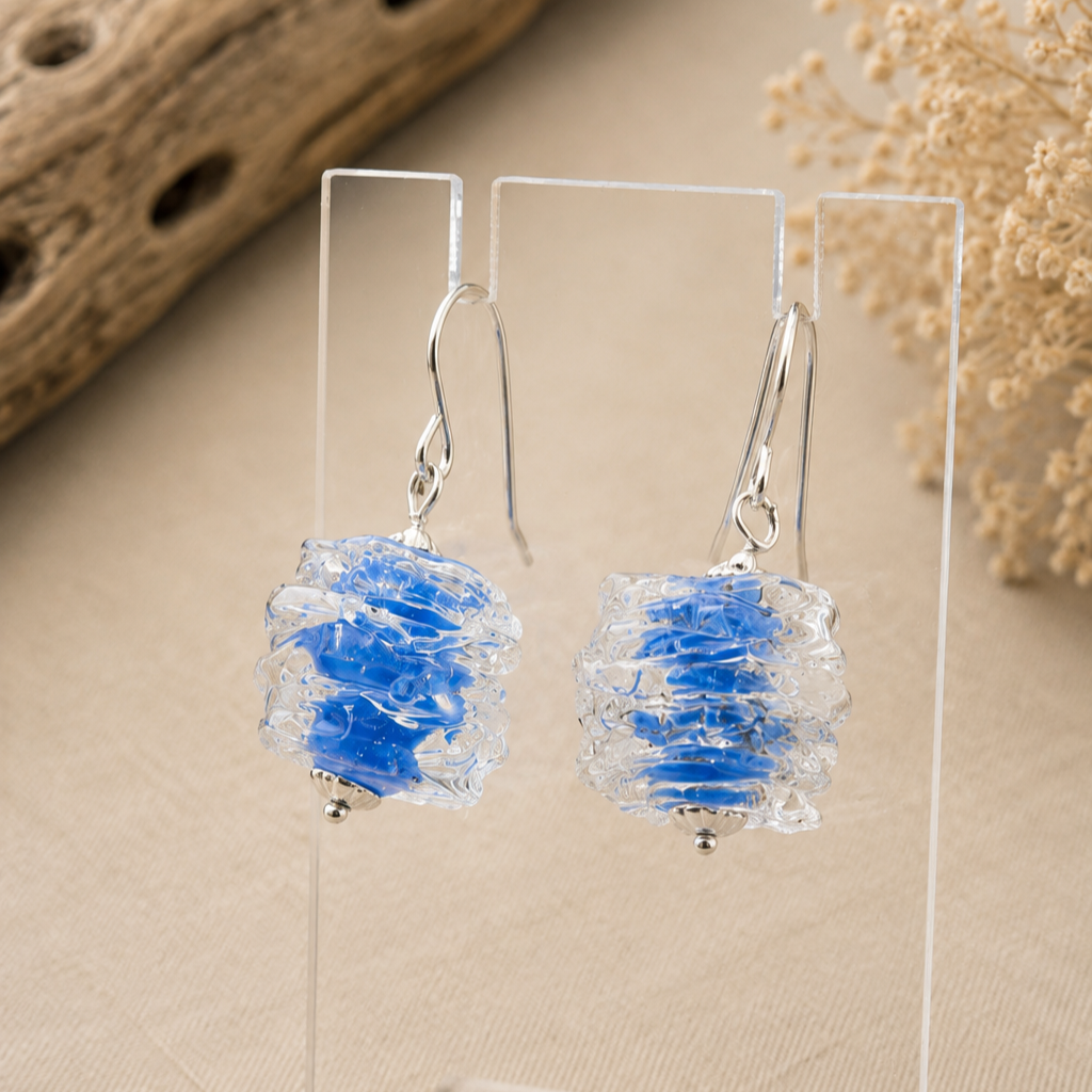 Pendientes Luar Azul Pastel de vidrio de Murano artesanal y plata de ley en suaves tonos azul cielo llenos de luz.