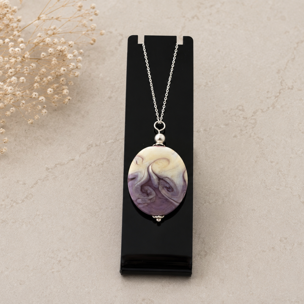 colgante artesanal hecho a mano joyería de vidrio de color morado lila crema y plata