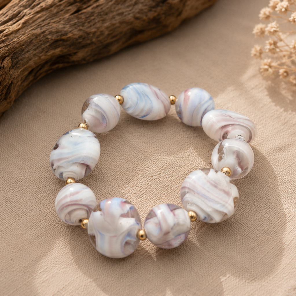 Pulsera Ramé Oro de vidrio de Murano artesanal y plata de ley con delicados tonos pastel y reflejos luminosos.
