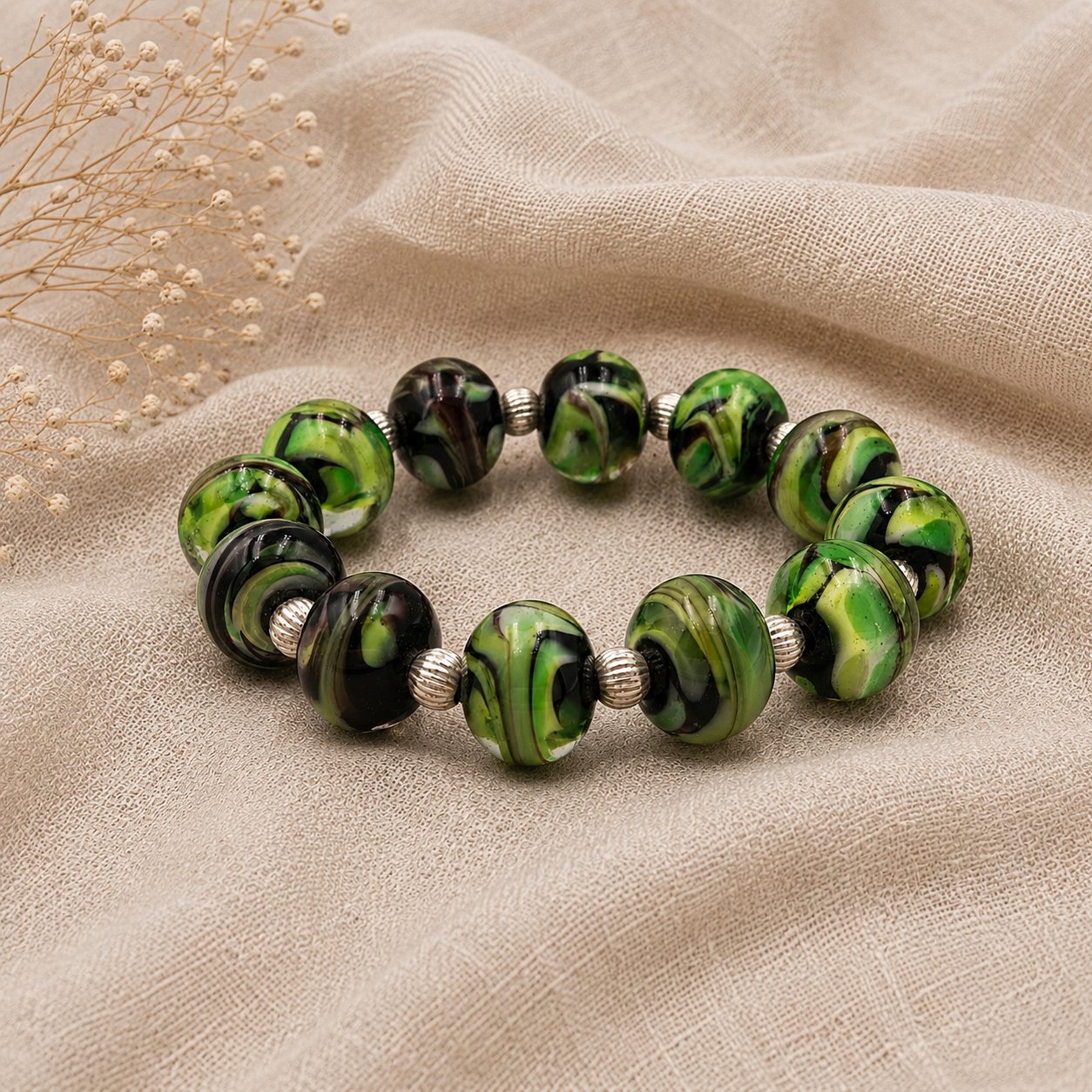 Pulsera Natura de vidrio de Murano artesanal y plata de ley inspirada en la belleza orgánica de la naturaleza.