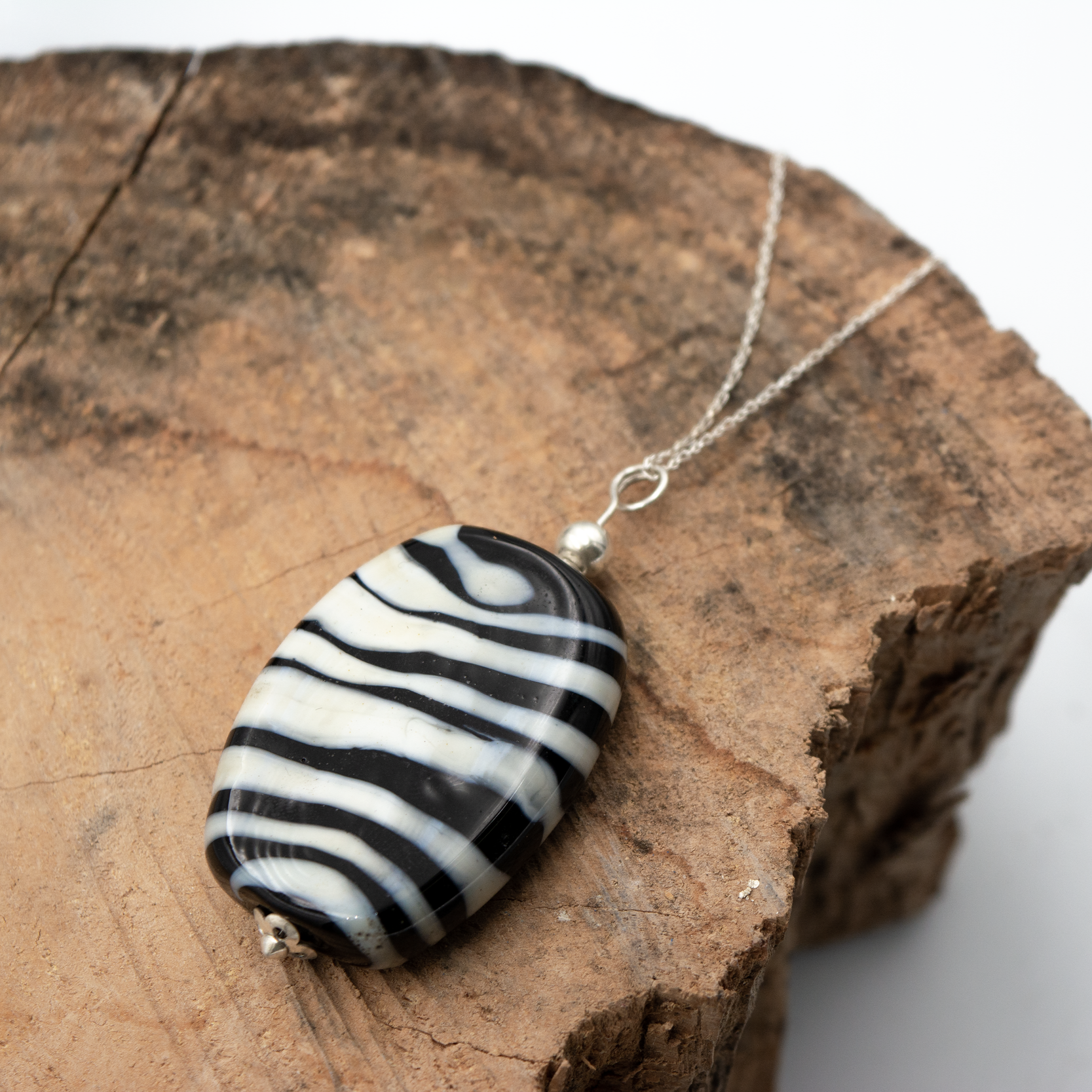 colgante artesanal hecho a mano joyería de vidrio de color negro y blanco, y plata de ley
