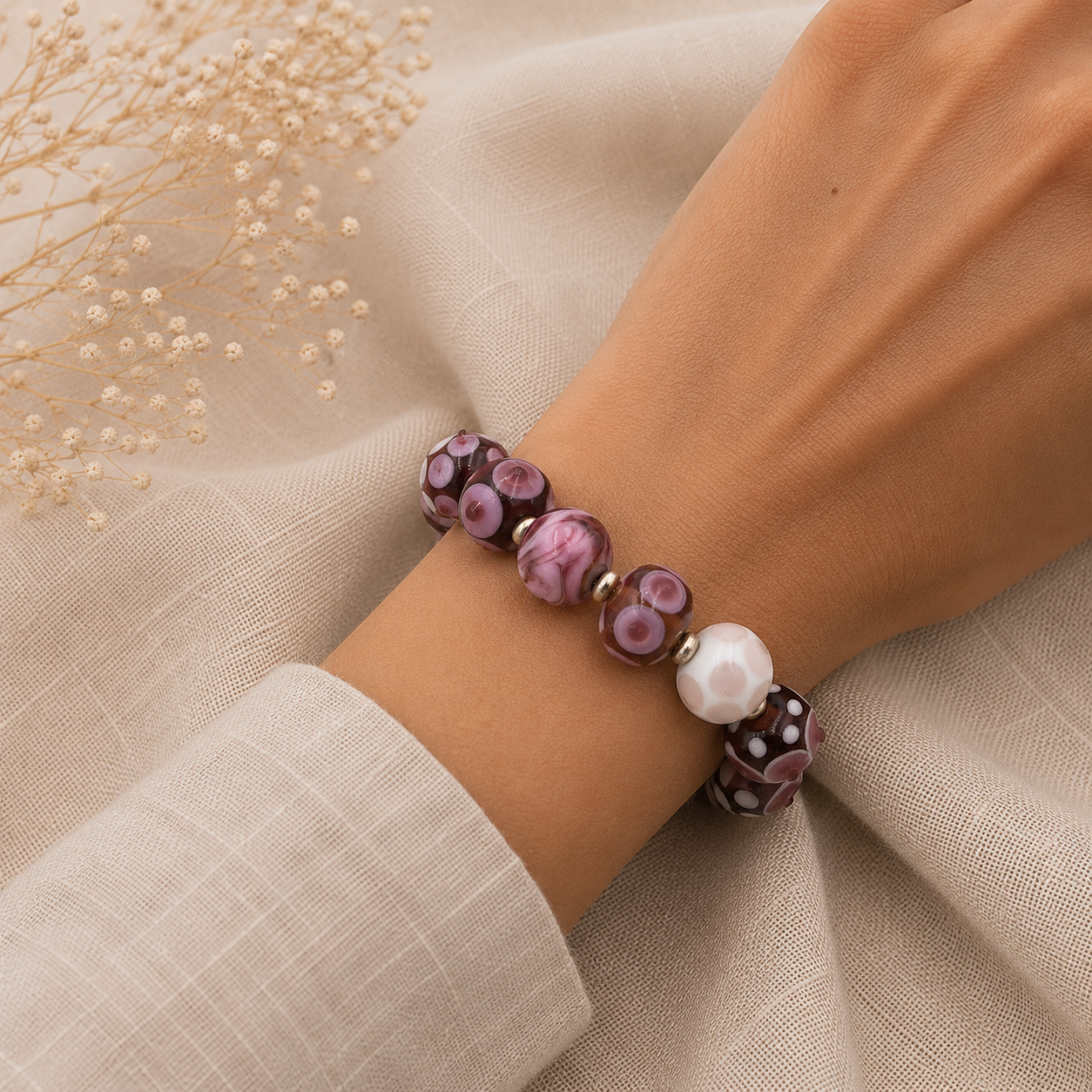 Mujer llevando pulsera Malva de vidrio de Murano artesanal y plata de ley con suaves reflejos violetas.