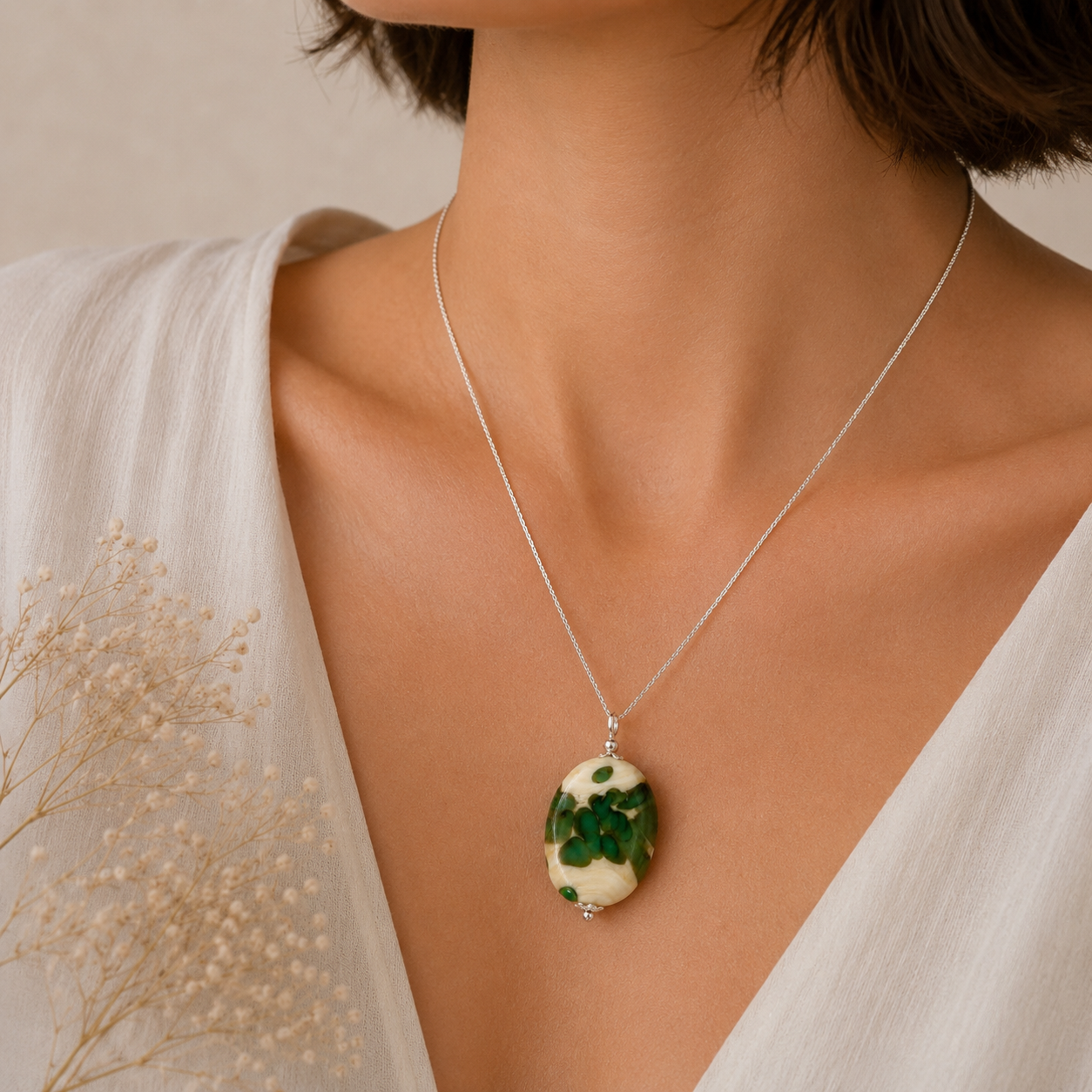 colgante artesanal hecho a mano joyería de vidrio de color verde y beige y plata de ley