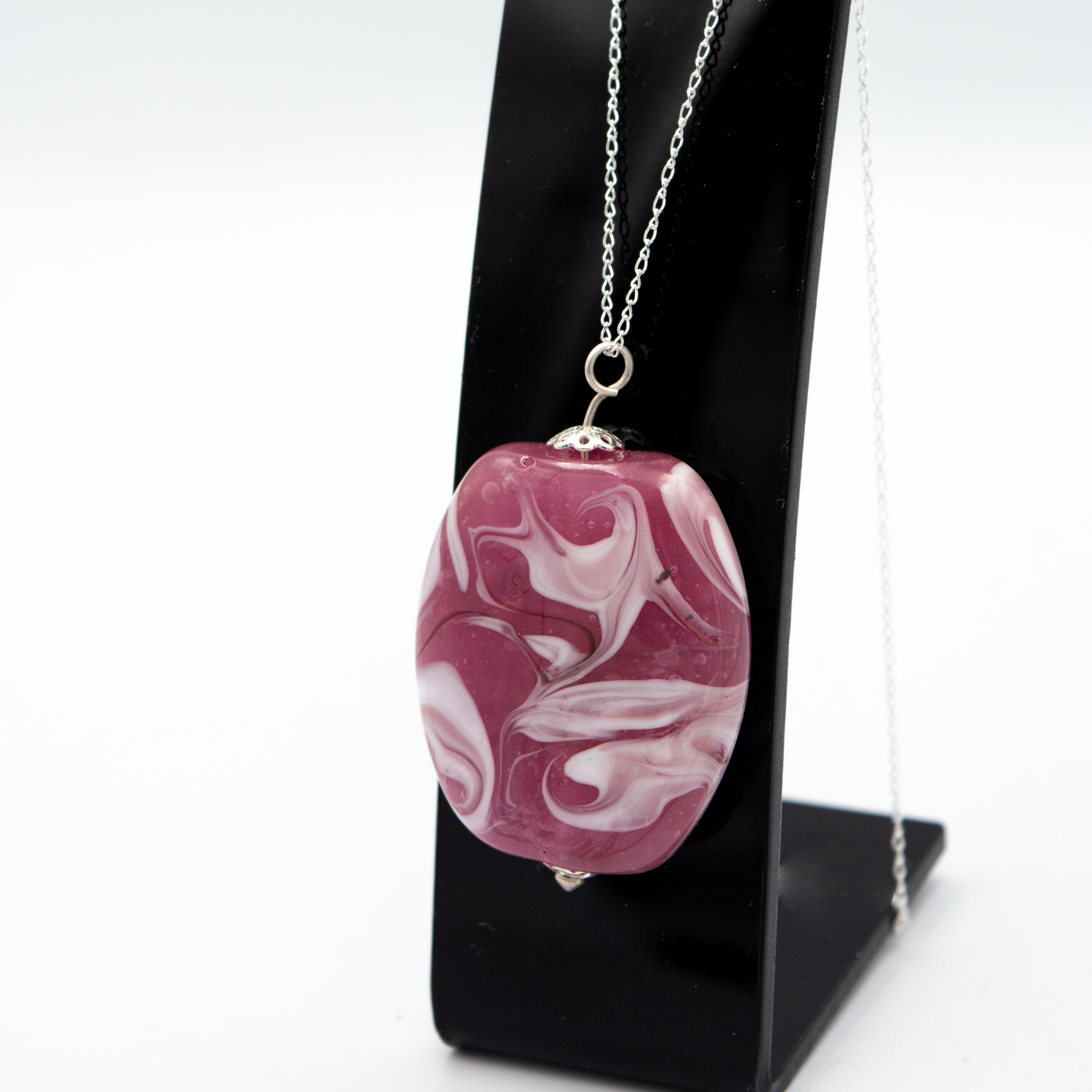colgante artesanal hecho a mano joyería de vidrio de color rosa fucsia y plata