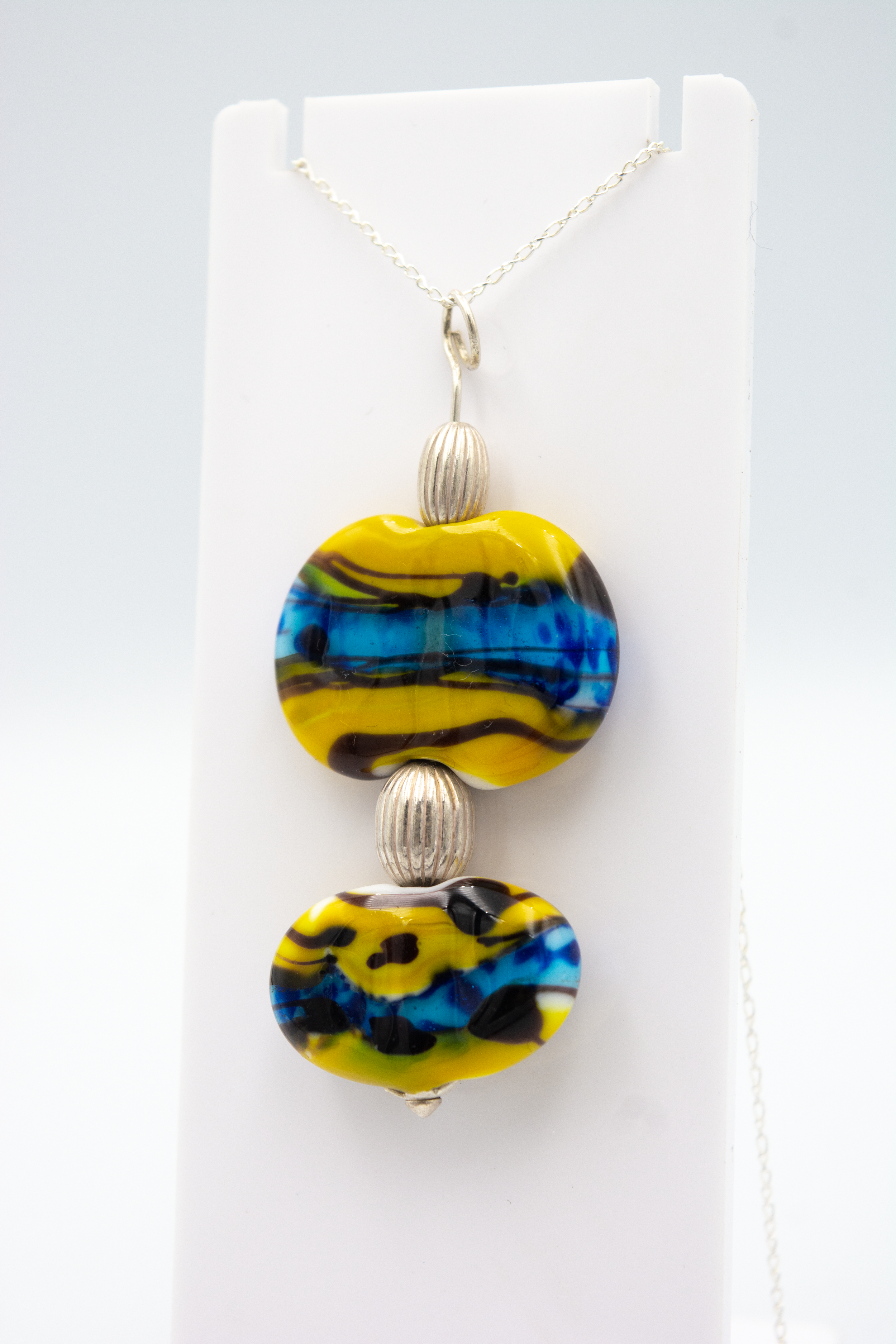 colgante artesanal hecho a mano joyería de vidrio de color amarillo azul brillante y plata de ley