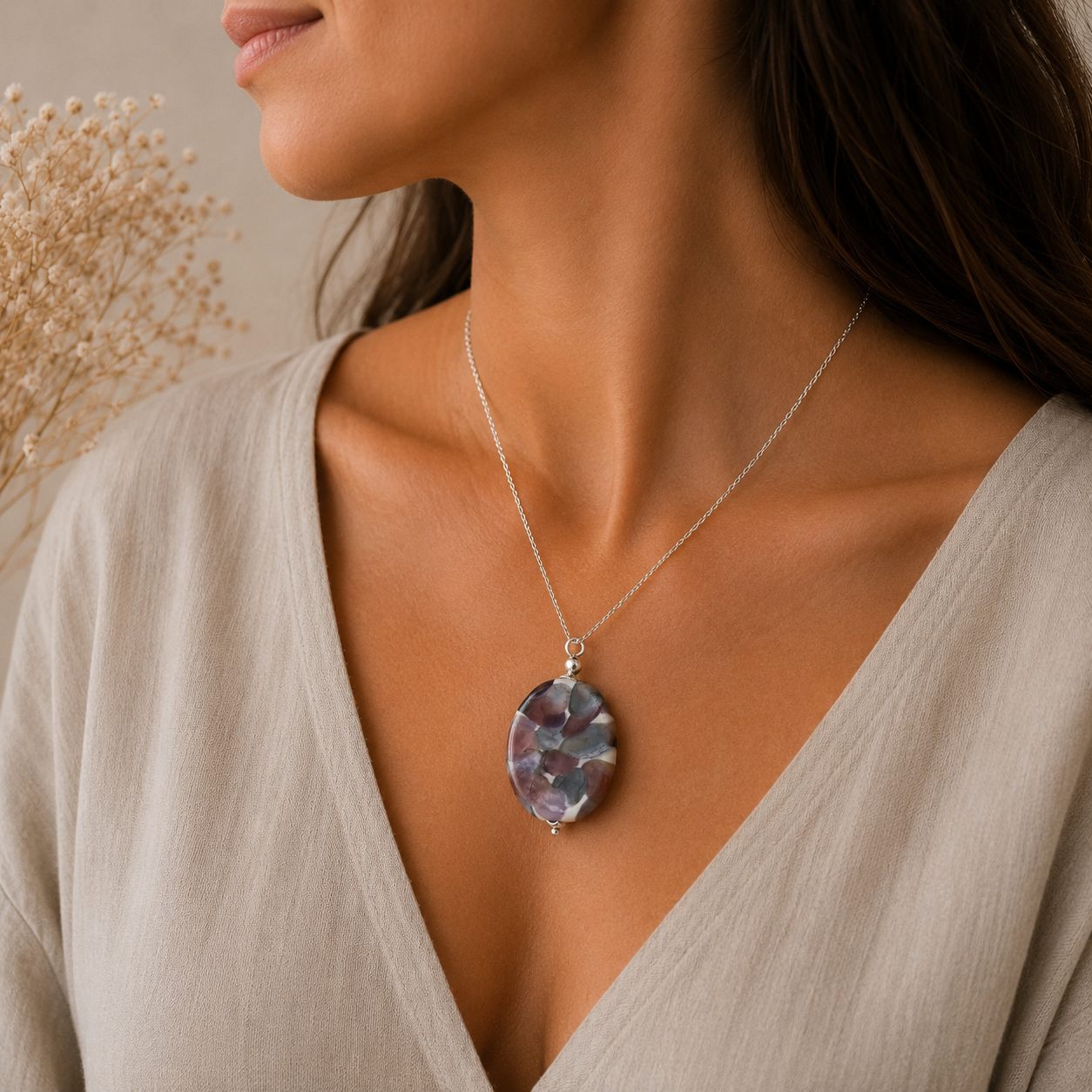 colgante artesanal hecho a mano joyeria artesanal vidrio de color azul rosa morado y plata de ley