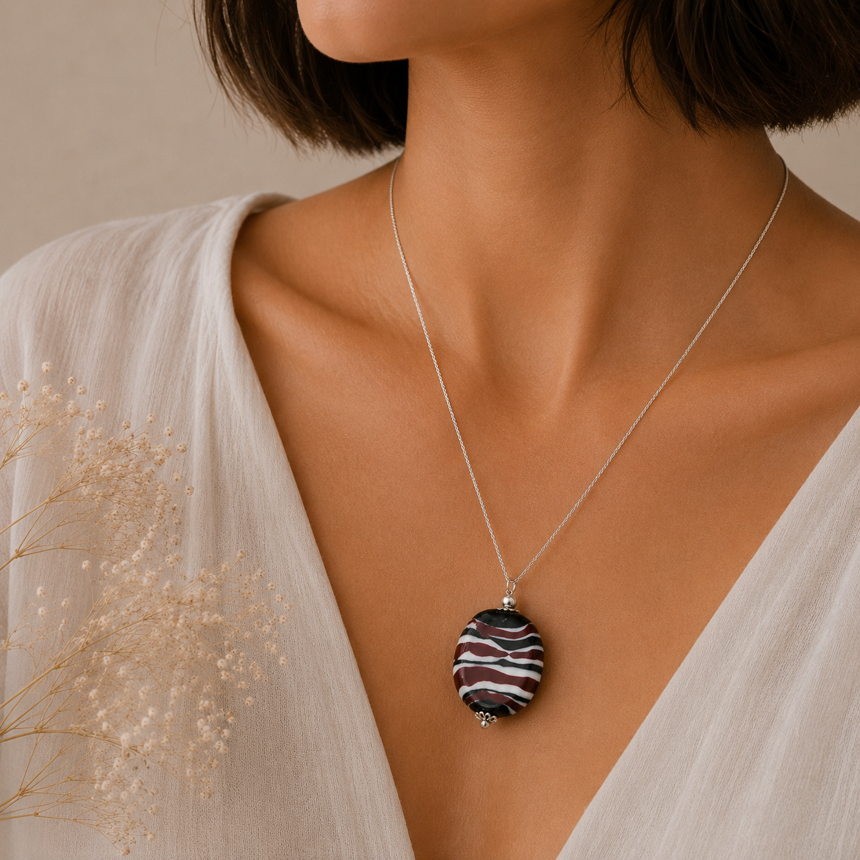 colgante artesanal hecho a mano joyería de vidrio de color negro rojo y blanco, y plata de ley