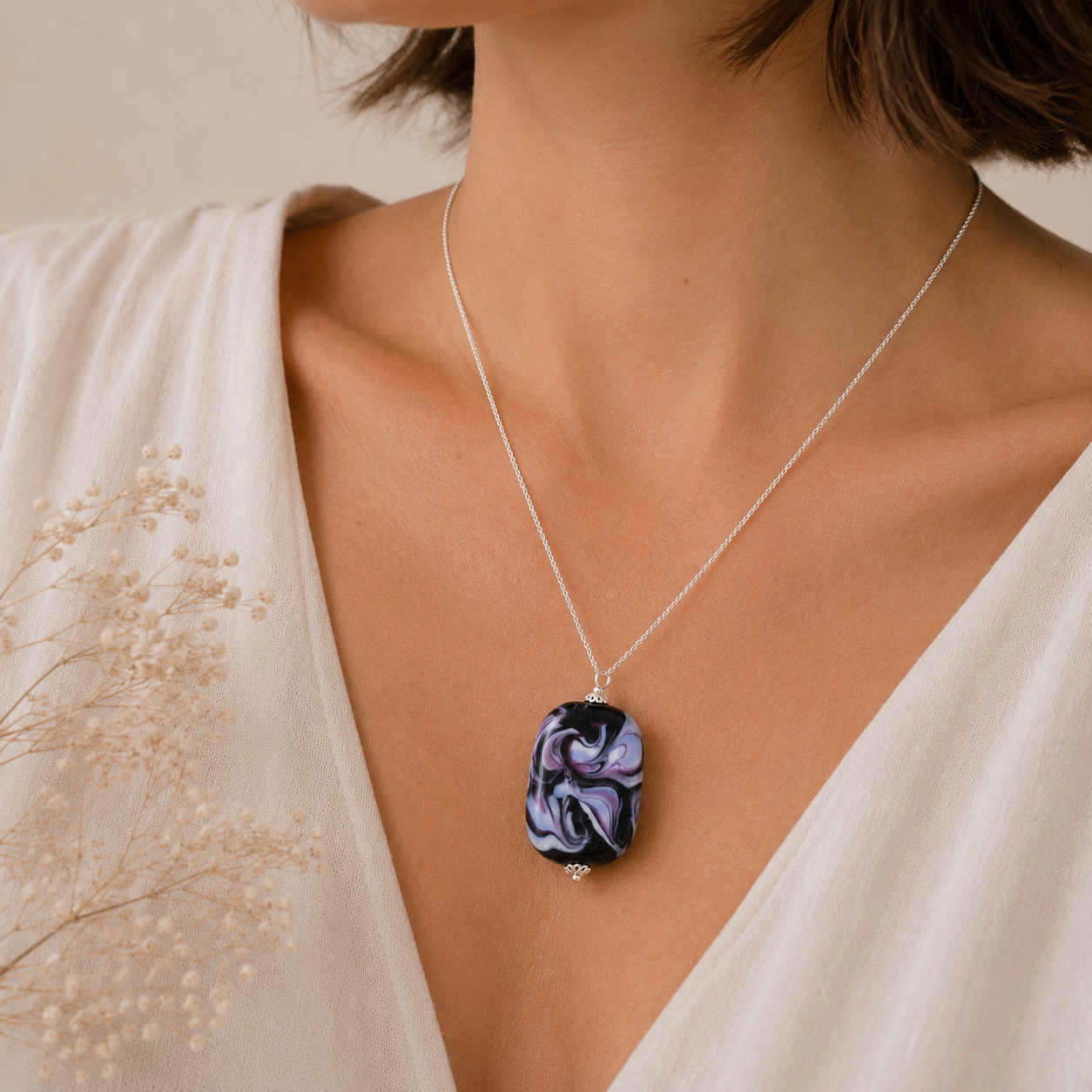colgante artesanal hecho a mano joyería de vidrio de color azul morado negro y plata