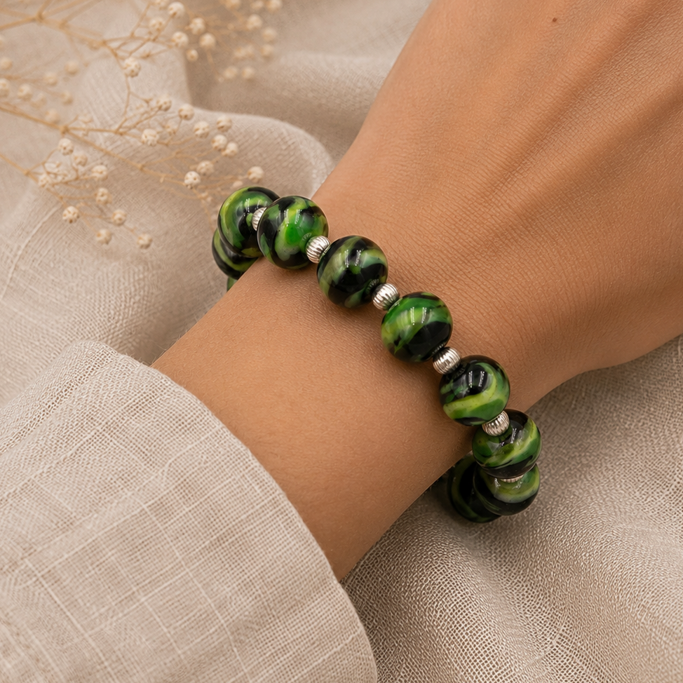 Mujer llevando pulsera Natura de vidrio de Murano artesanal y plata de ley con tonos naturales y elegantes.