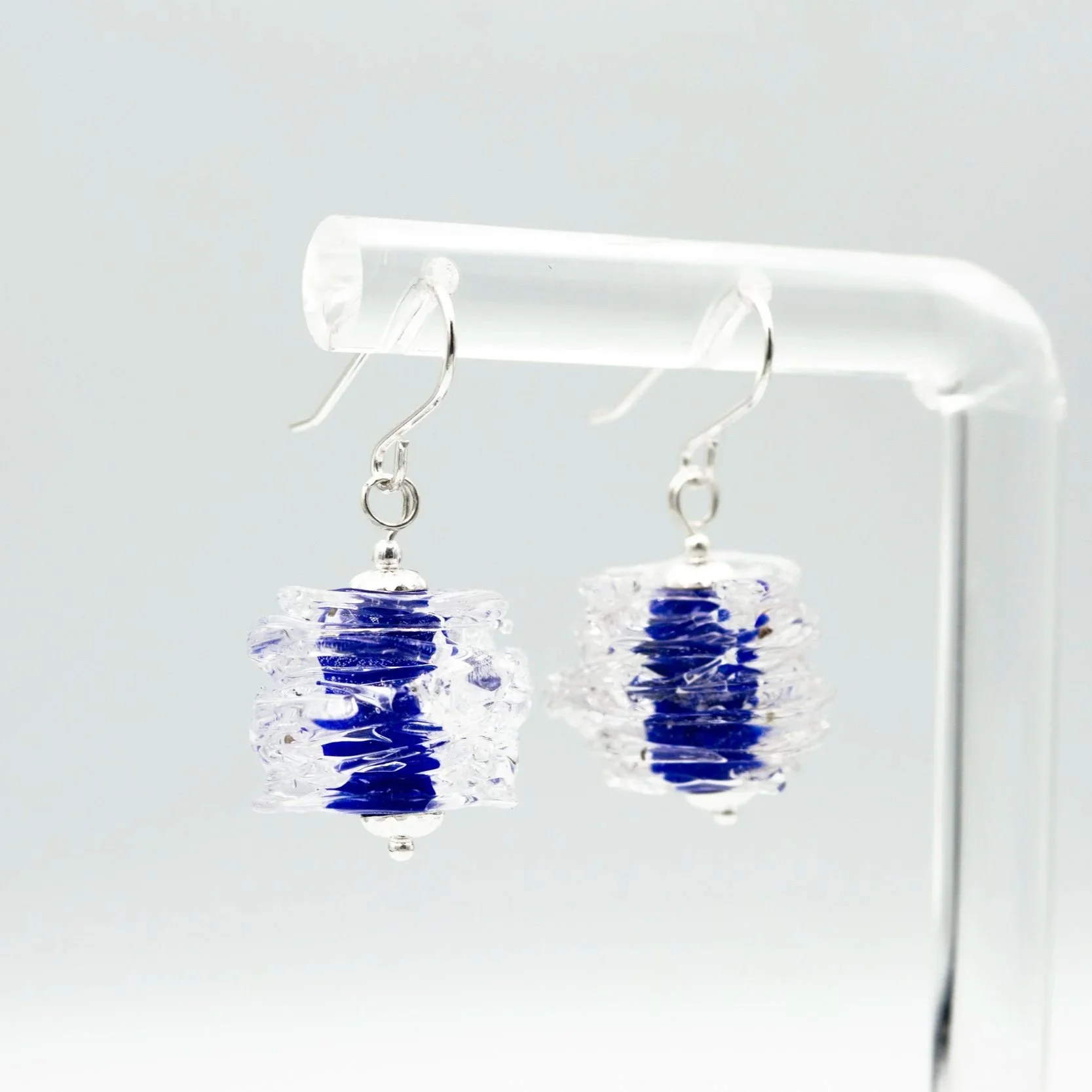 Detalle de pendientes Luar Marino hechos a mano en vidrio de Murano con matices marinos y plata de ley.