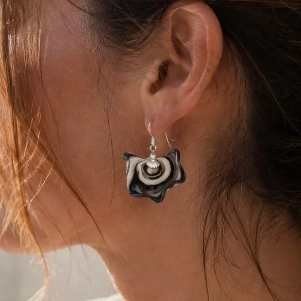Mujer llevando pendientes Onde Beige de vidrio de Murano artesanal y plata de ley con diseño delicado y atemporal.