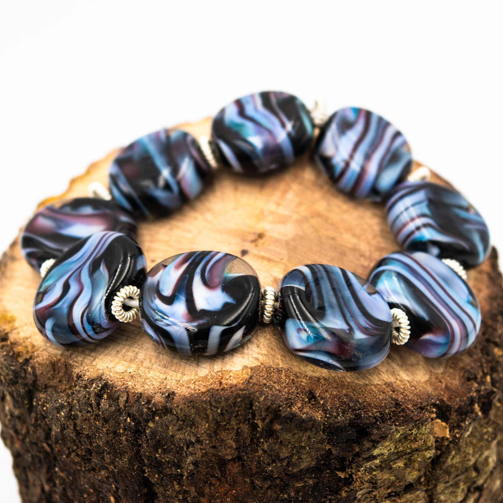 Detalle de pulsera Iris hecha a mano en vidrio de Murano con matices únicos y plata de ley.