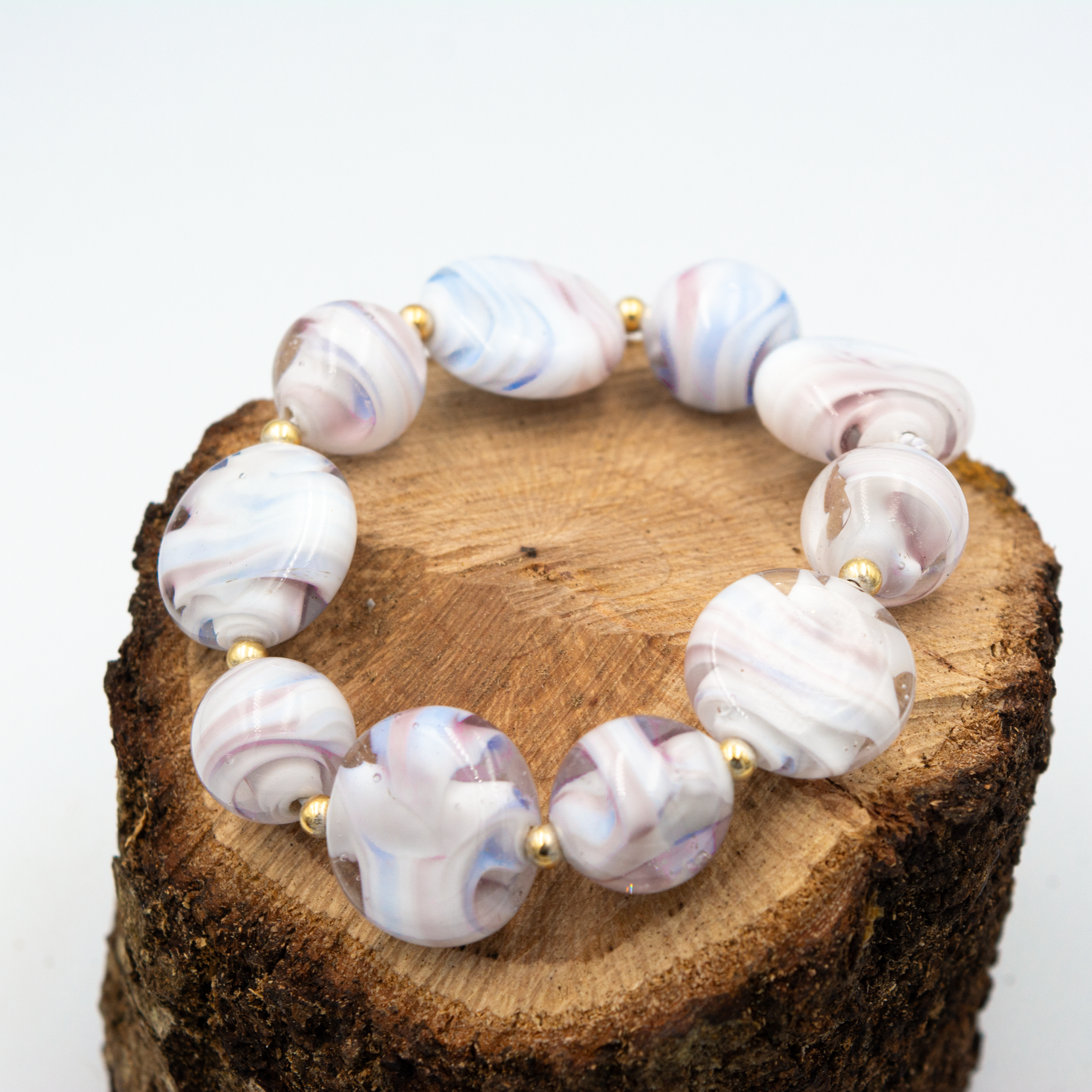 Detalle de pulsera Ramé Oro hecha a mano en vidrio de Murano con tonos pastel y plata de ley.