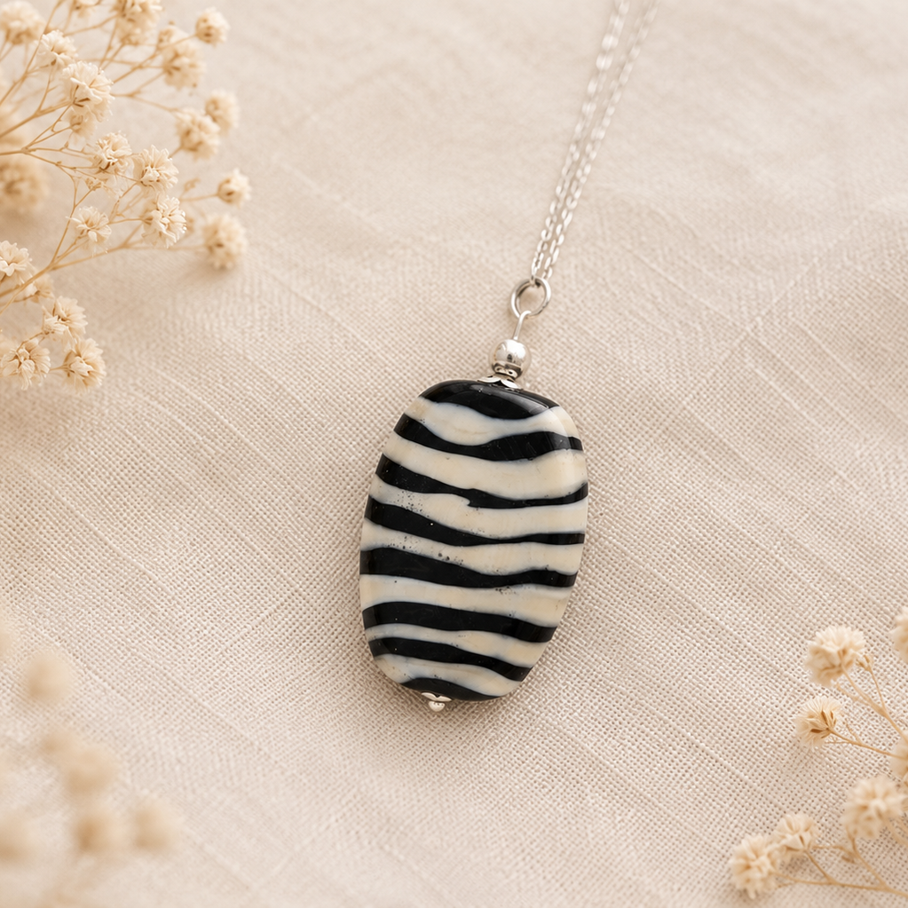 colgante artesanal hecho a mano joyería de vidrio de color negro y blanco, y plata de ley