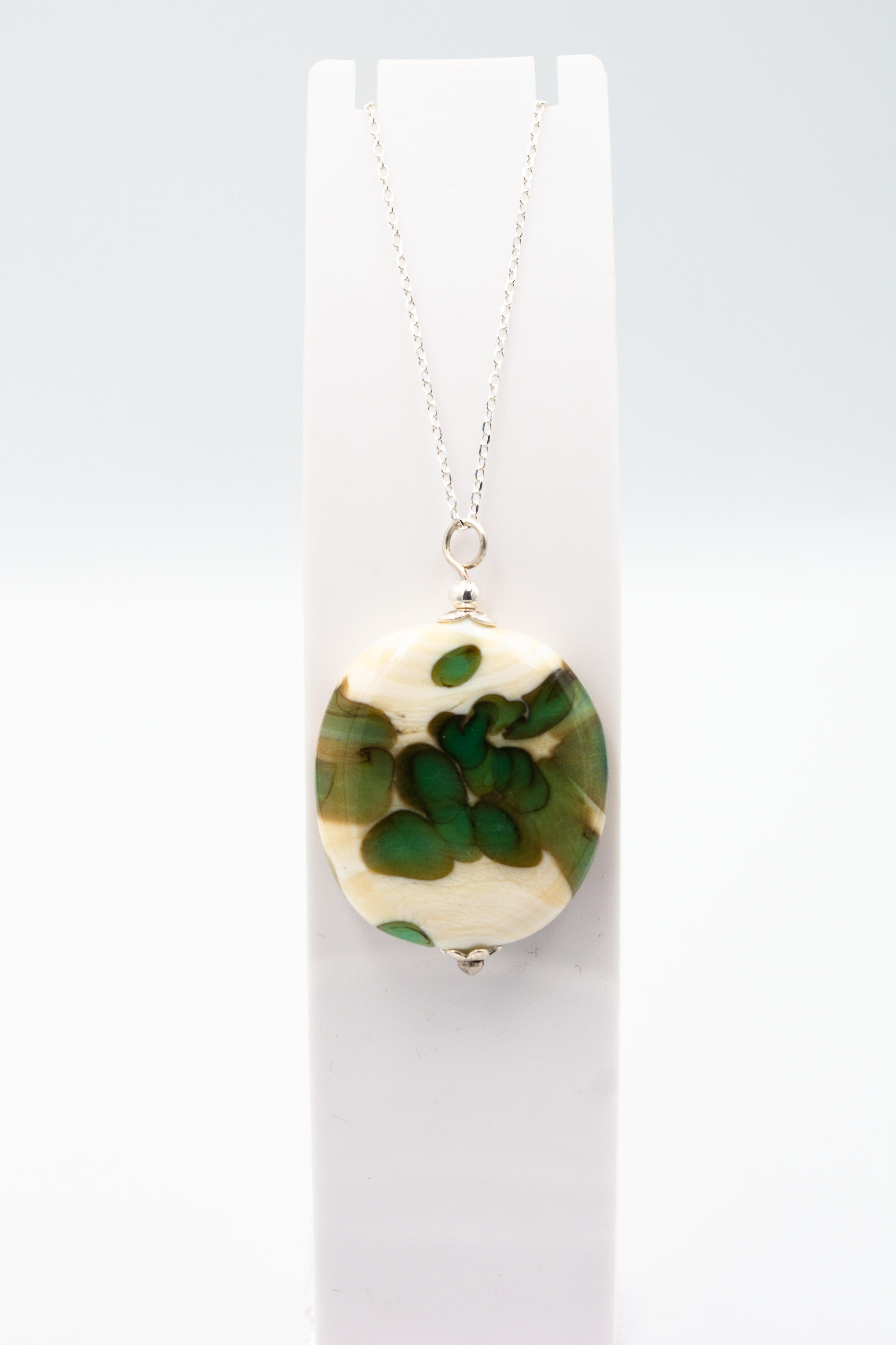 colgante artesanal hecho a mano joyería de vidrio de color verde y beige y plata de ley