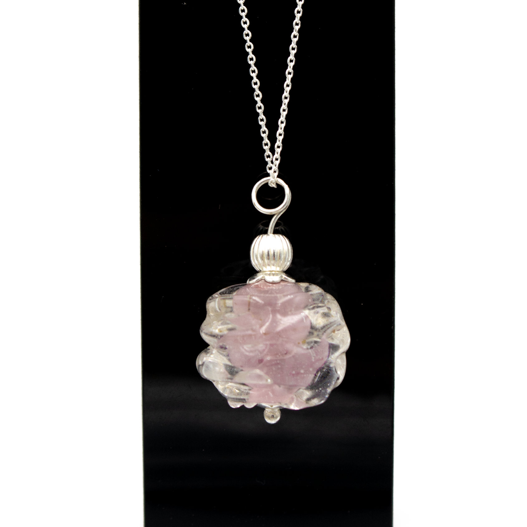 colgante artesanal hecho a mano vidrio de color rosa y plata