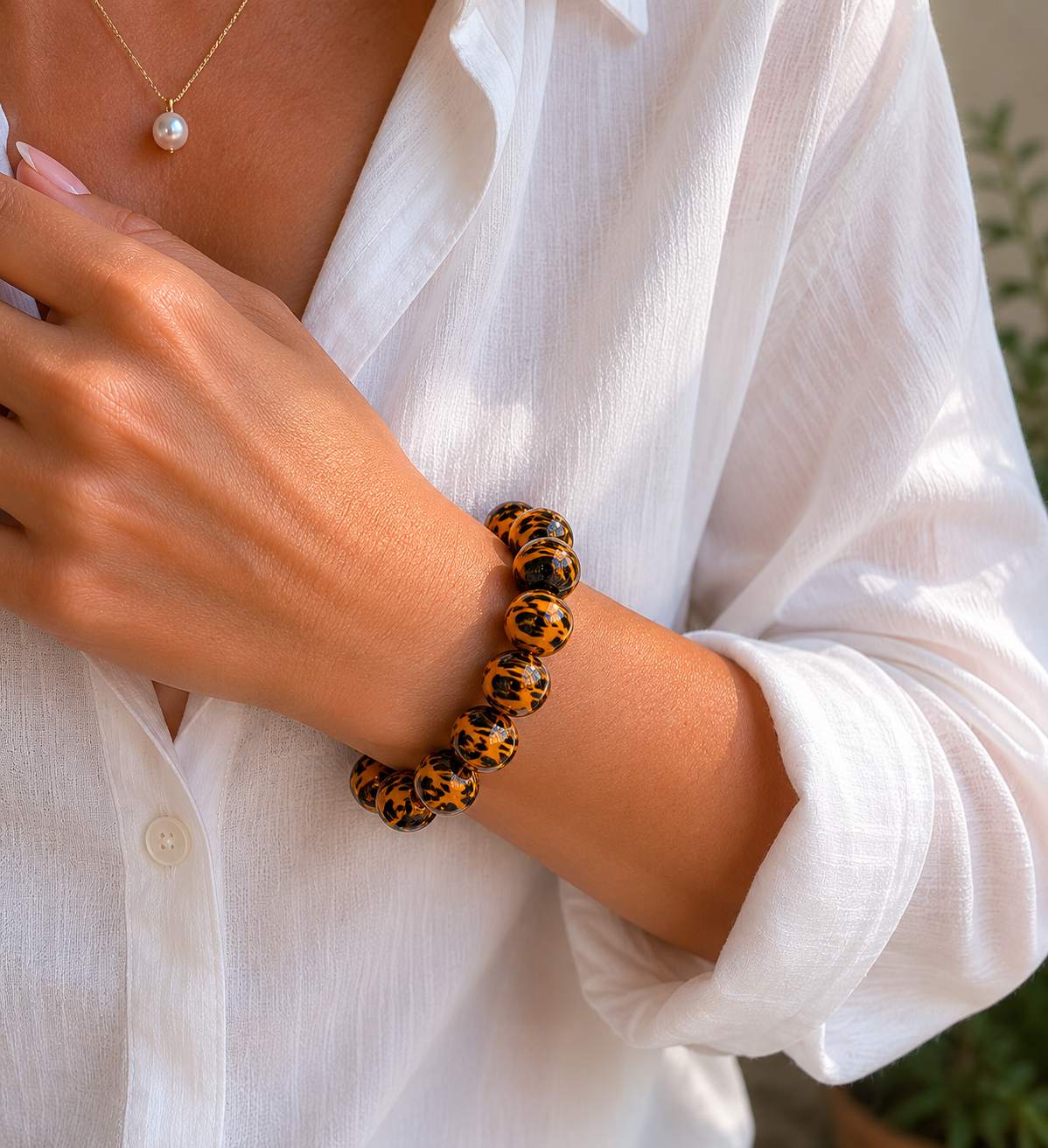 Mujer llevando pulsera Animalprint de vidrio de Murano artesanal y plata de ley con diseño elegante y original.