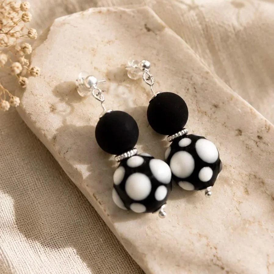 Pendientes Real Negro de vidrio de Murano artesanal y plata de ley con elegantes tonos negros y reflejos profundos.