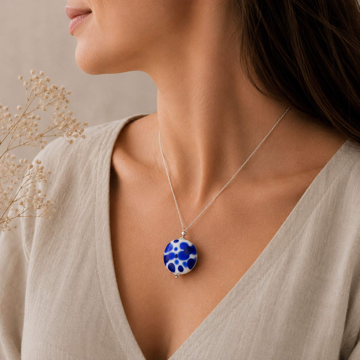 colgante artesanal hecho a mano vidrio de color azul crema y plata de ley