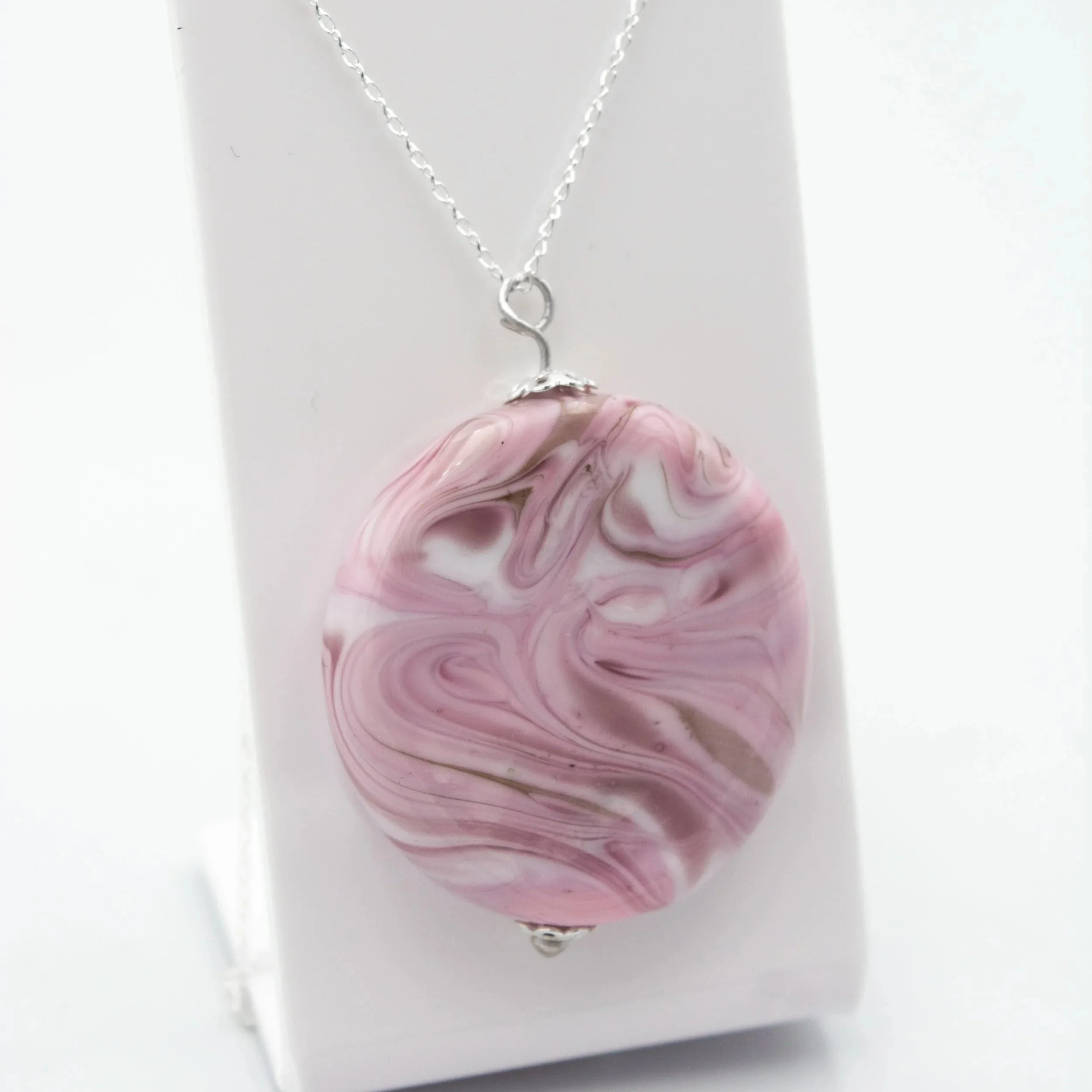 colgante artesanal hecho a mano joyería de vidrio de color rosa y plata de ley