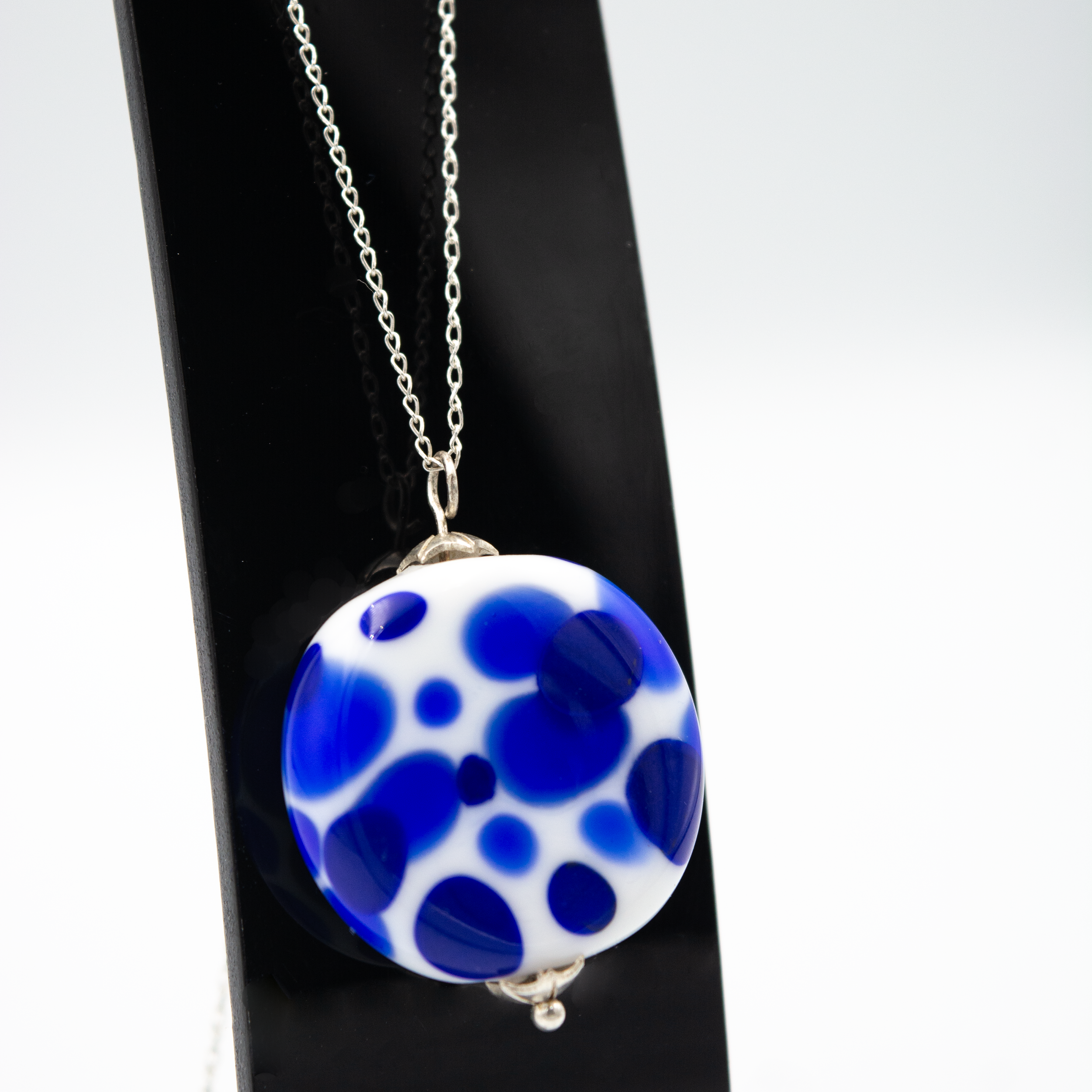 colgante artesanal hecho a mano vidrio de color azul crema y plata de ley