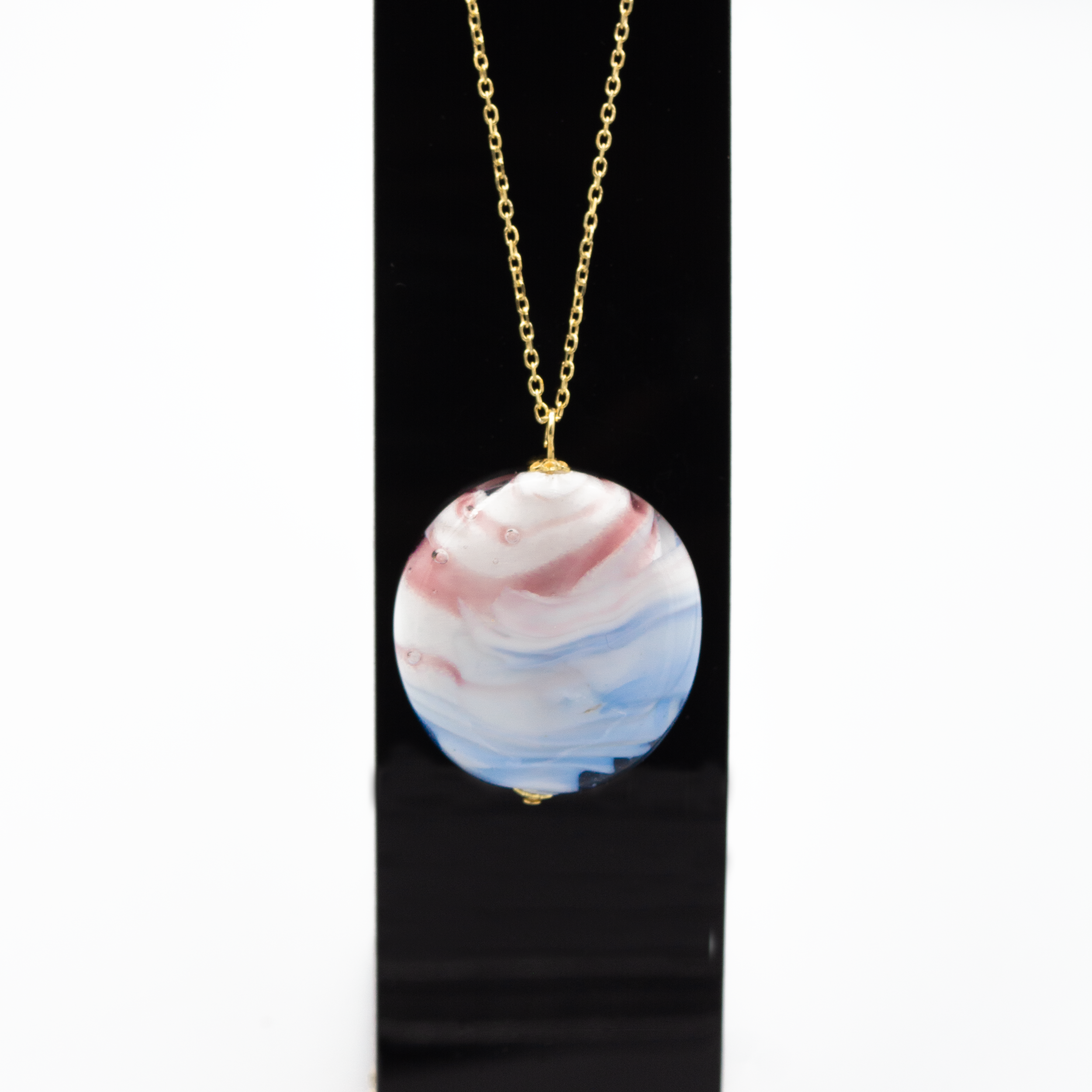 colgante artesanal hecho a mano vidrio de color azul rosa blanco y plata de ley