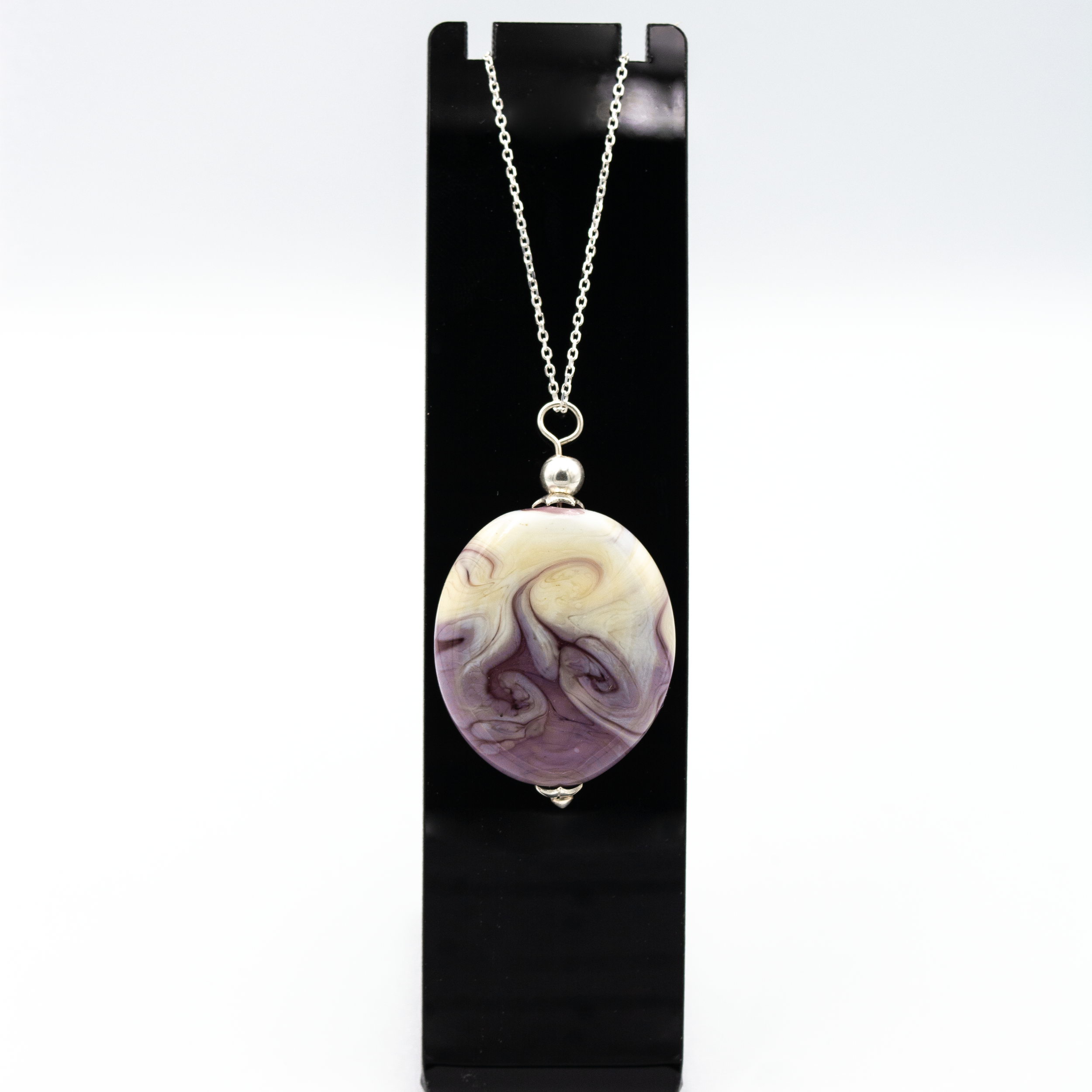 colgante artesanal hecho a mano joyería de vidrio de color morado lila crema y plata