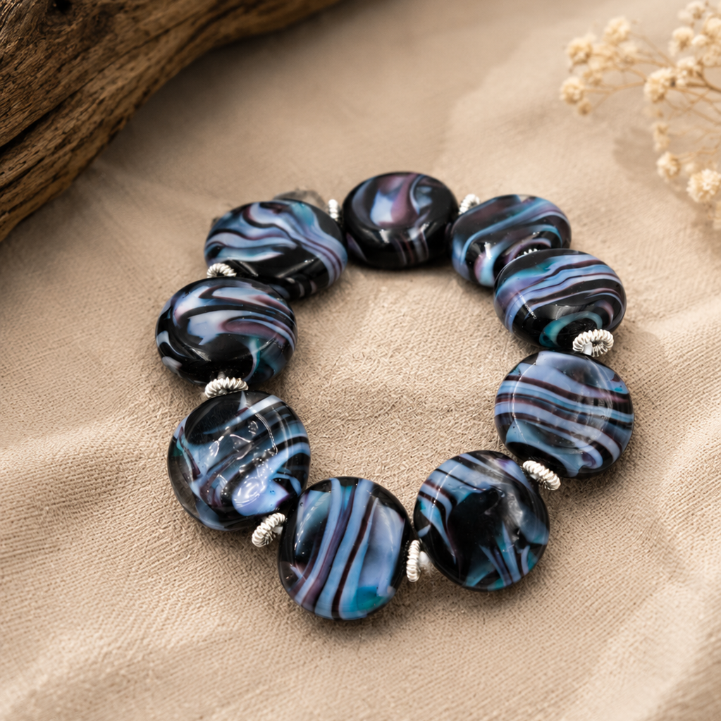 Pulsera Iris de vidrio de Murano artesanal y plata de ley con reflejos iridiscentes llenos de color y luminosidad.