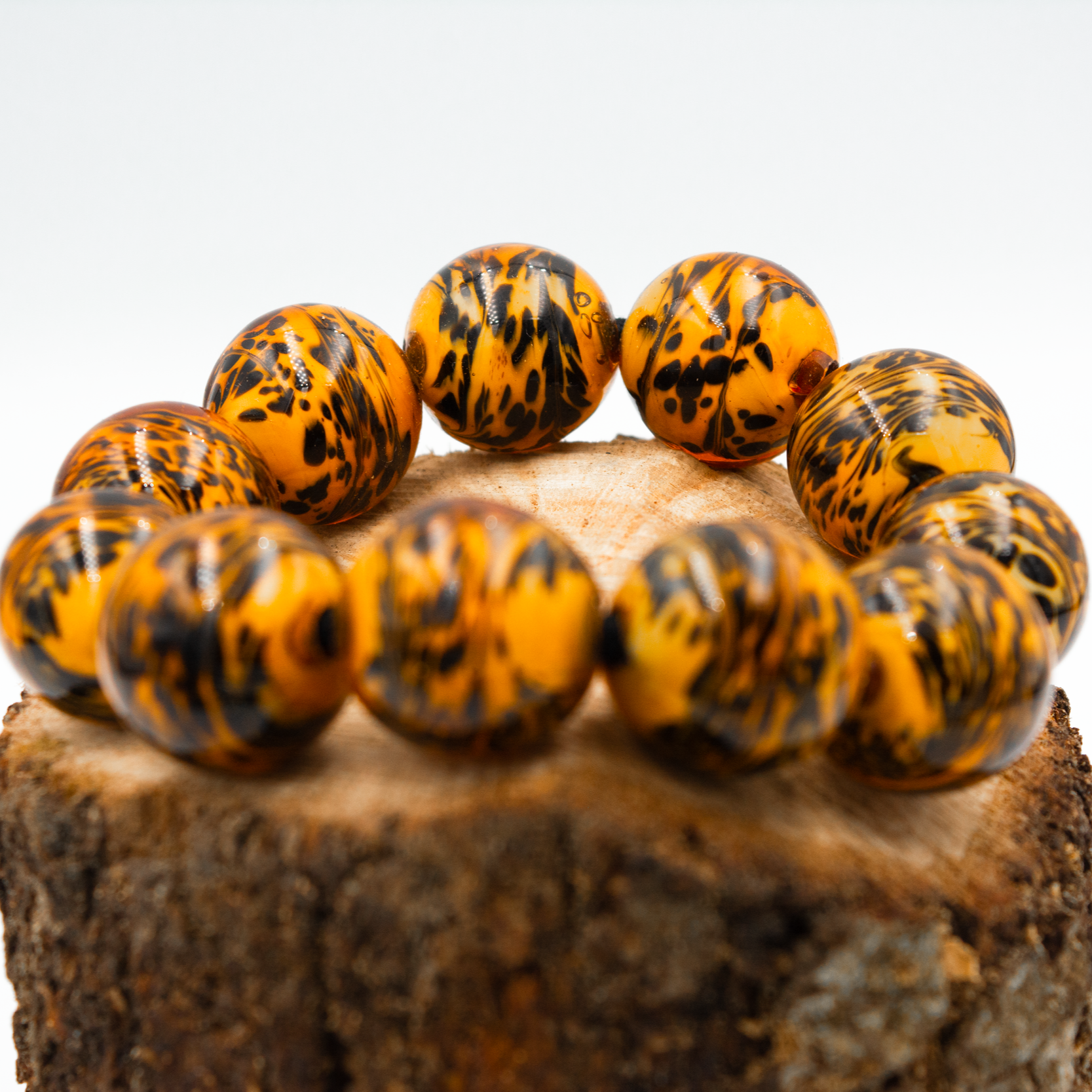 Detalle de pulsera Animalprint hecha a mano en vidrio de Murano con reflejos únicos y plata de ley.