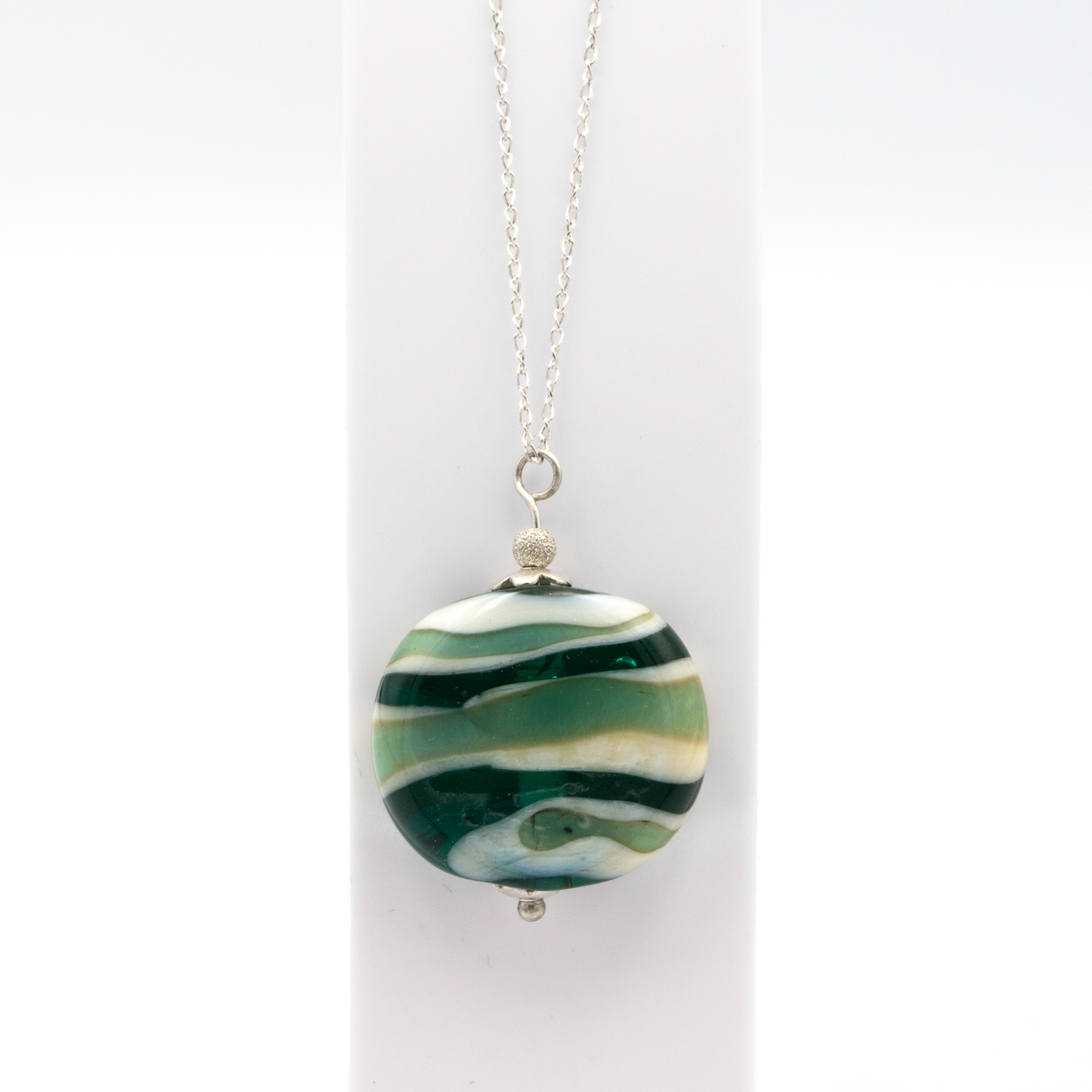 colgante artesanal hecho a mano joyería de vidrio de color verde aguamaria azul y plata de ley