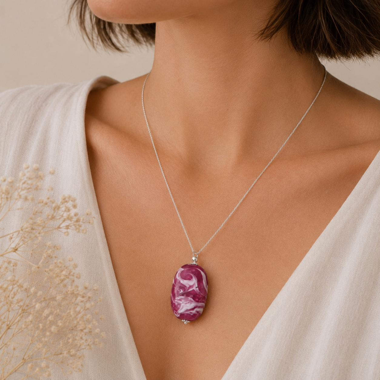 colgante artesanal hecho a mano joyería de vidrio de color rosa fucsia y plata