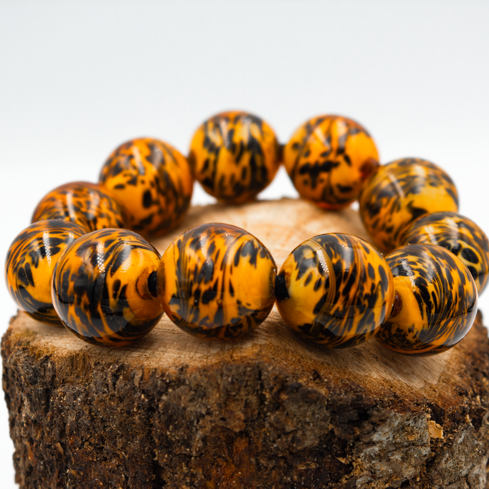 Detalle de pulsera Animalprint hecha a mano en vidrio de Murano con reflejos únicos y plata de ley.