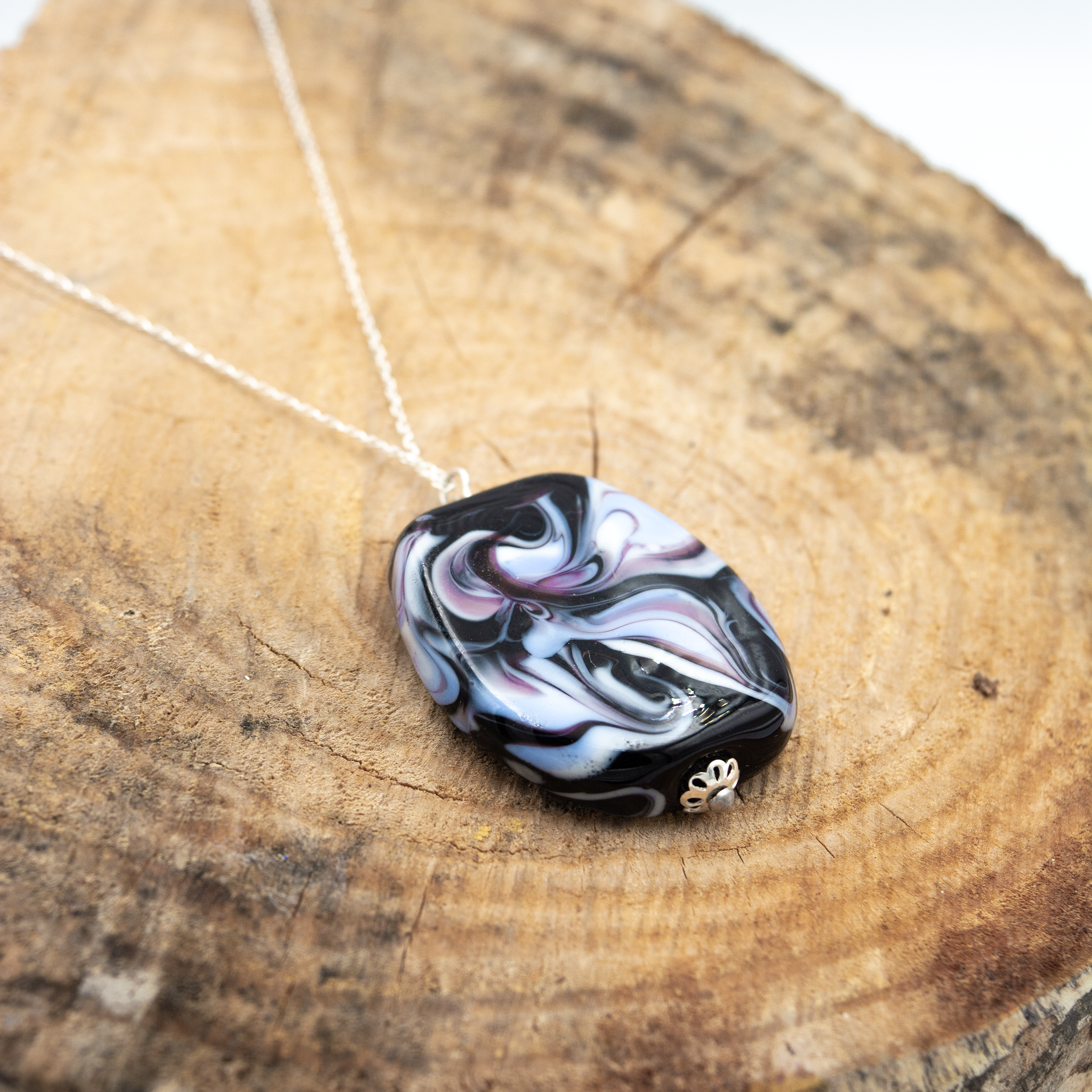 colgante artesanal hecho a mano joyería de vidrio de color azul morado negro y plata